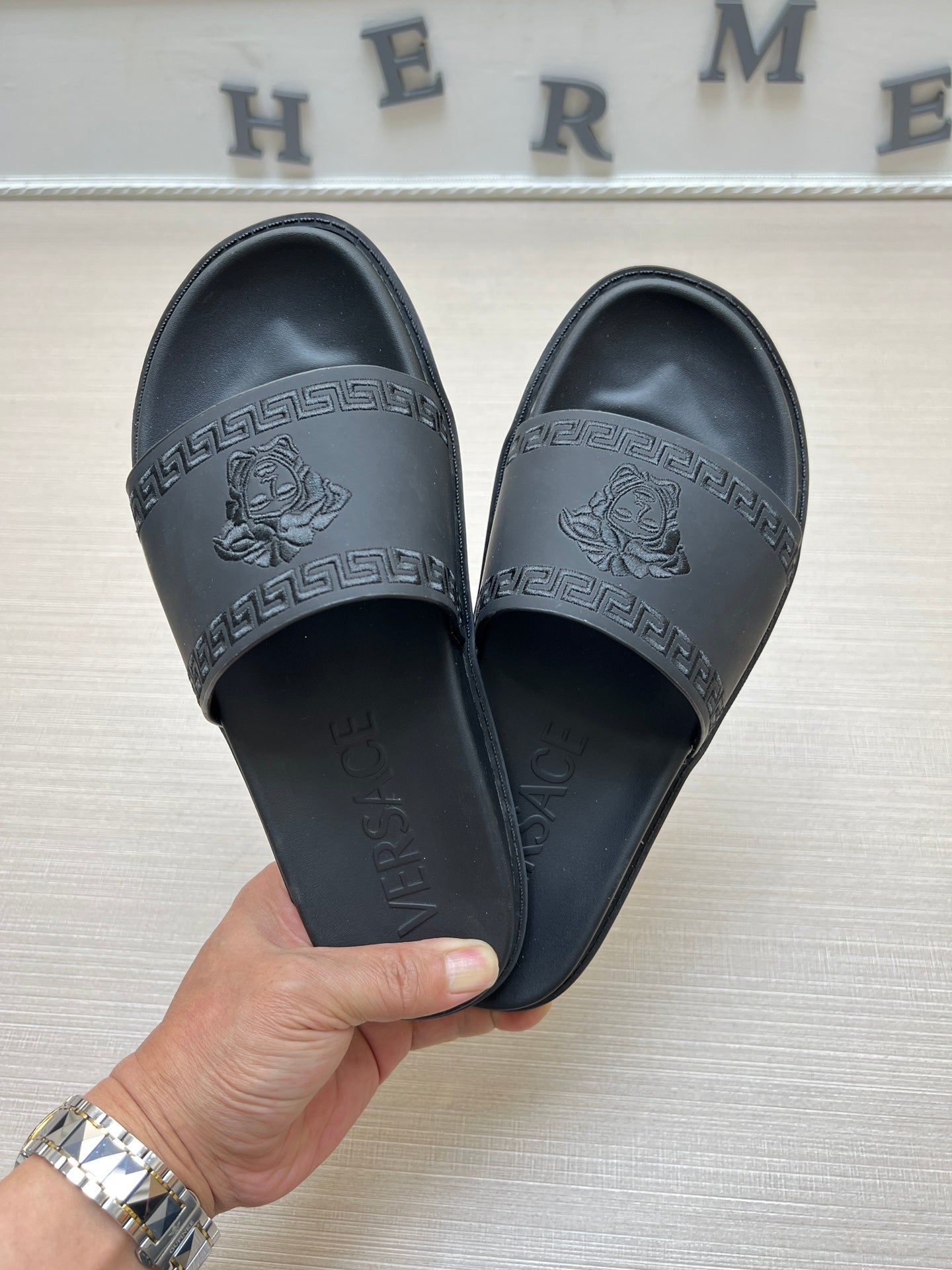 54V53Z    fashion  slippers