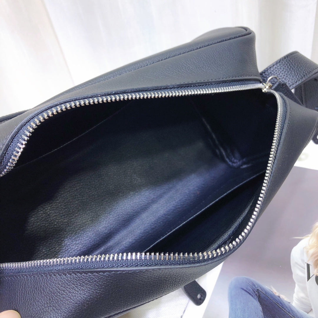 1XH69B (Fashionable leather bag )