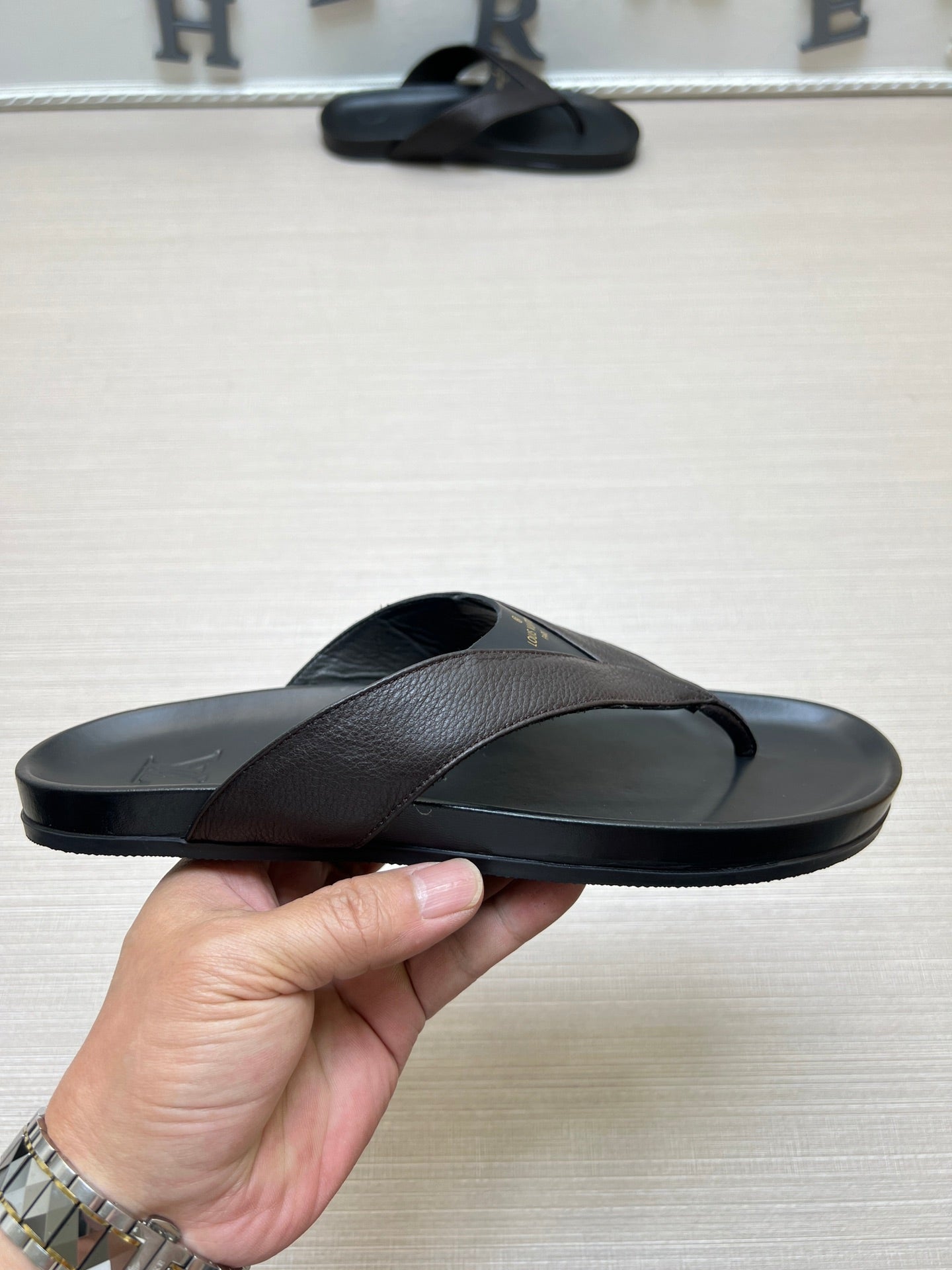 54E85Z     fashion slippers