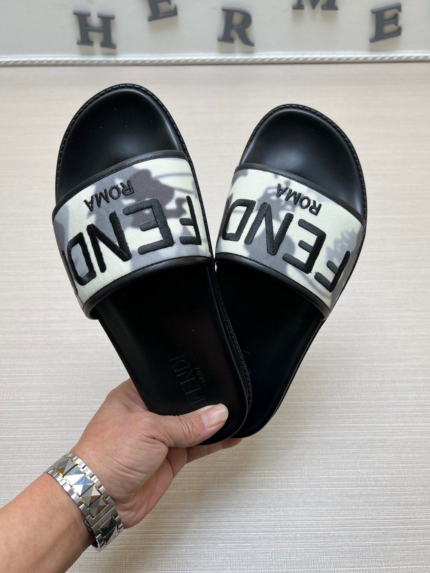 54F24Z  fashion slippers