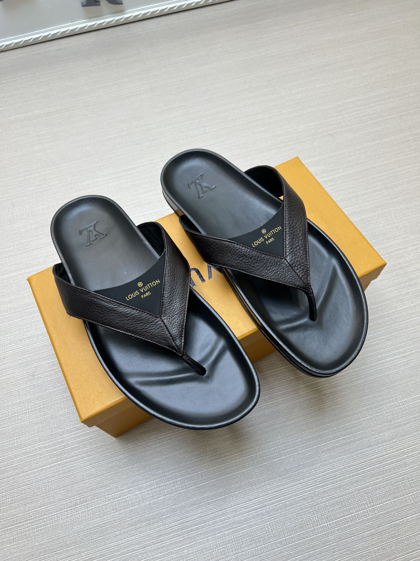 54E85Z     fashion slippers