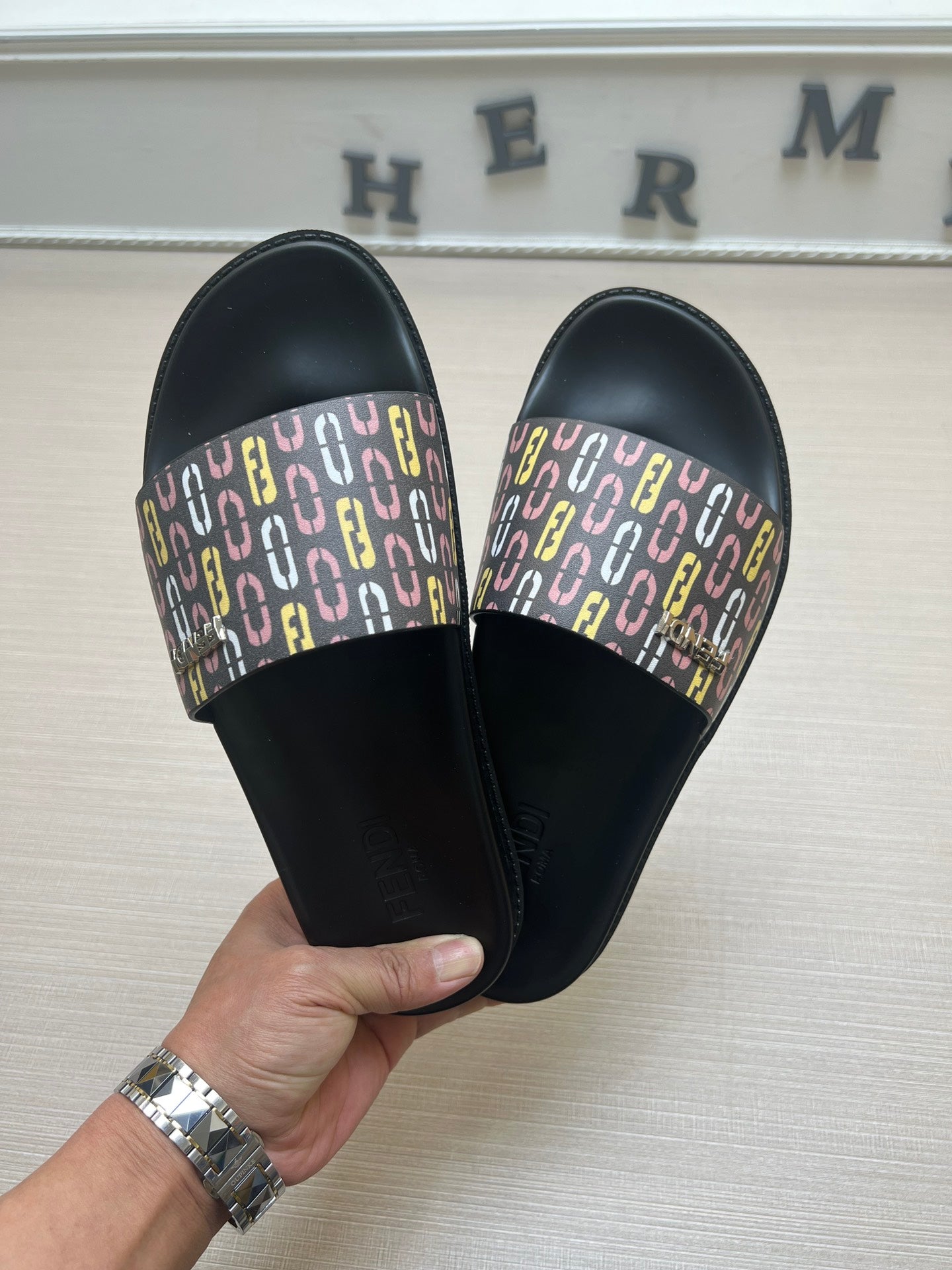 54F120Z   fashion  slippers