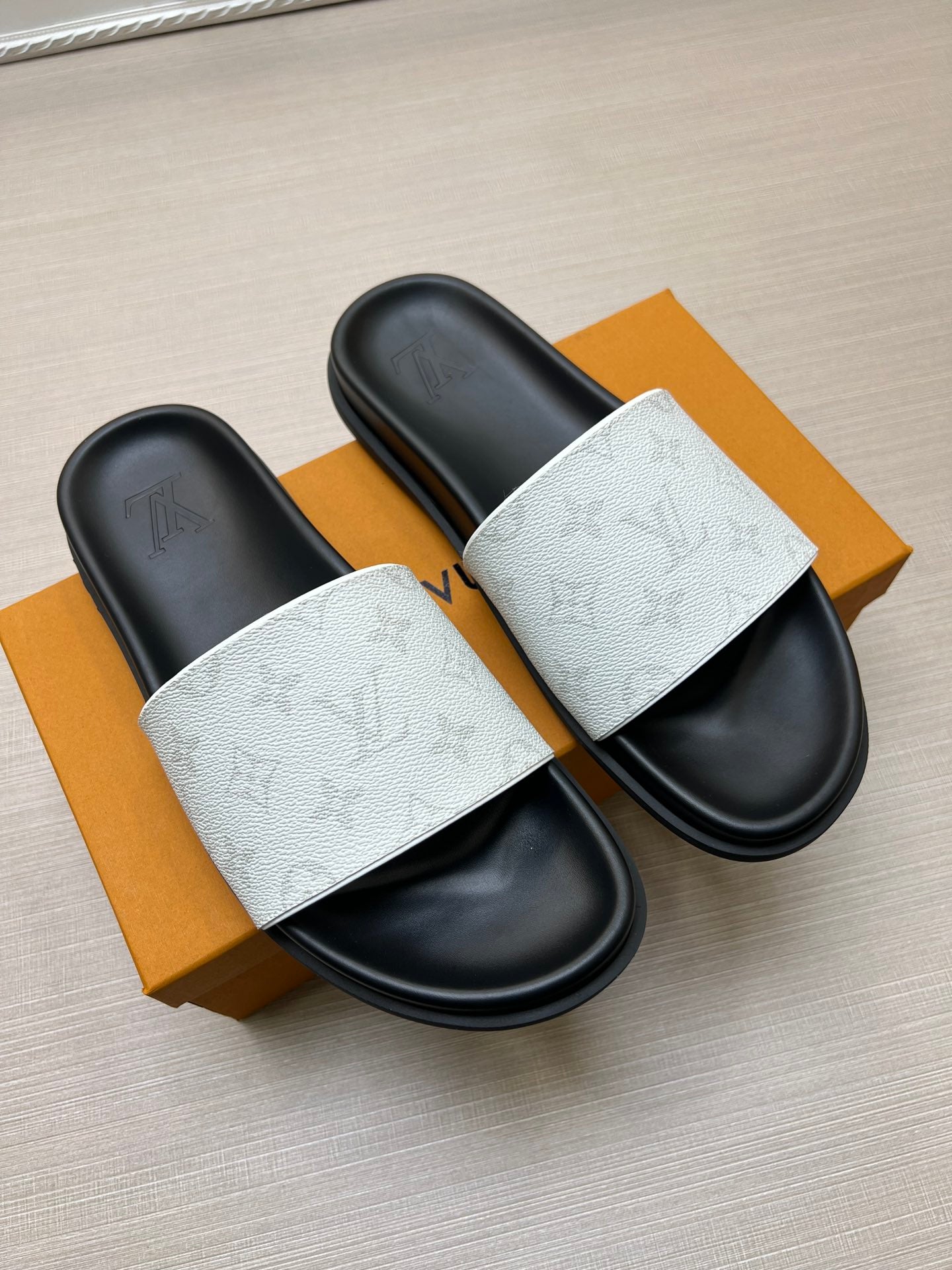 54E58Z   fashion  slippers