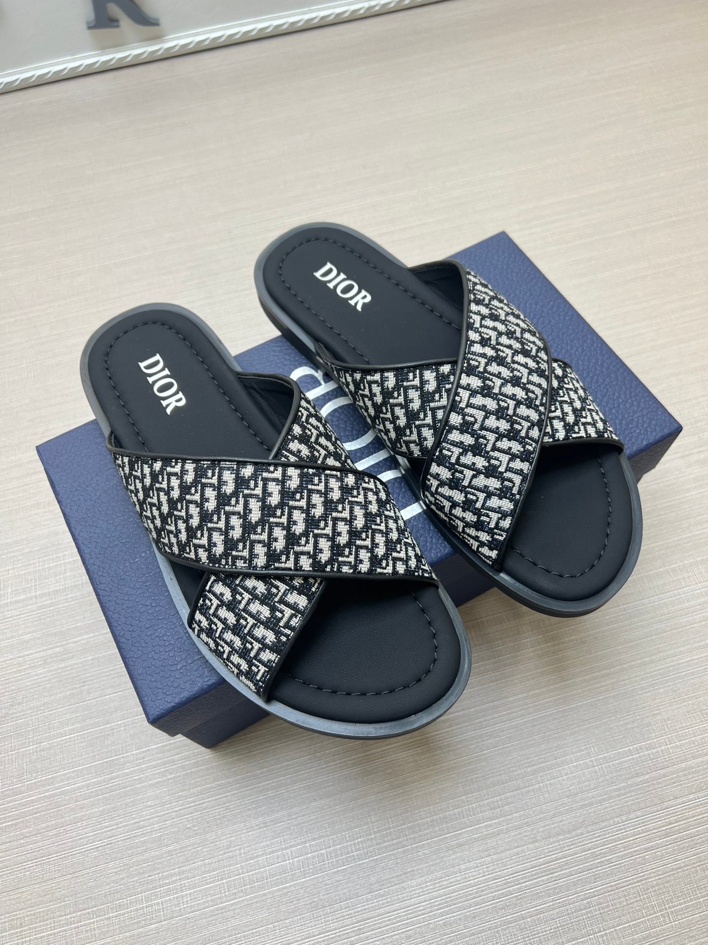 54D81Z   fashion  slippers