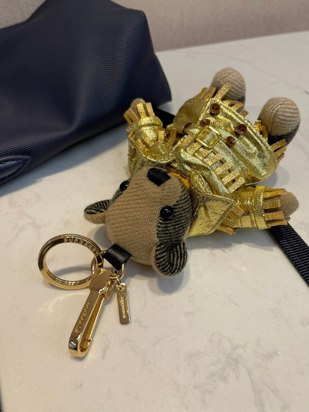 14R76A  Stylish key closure