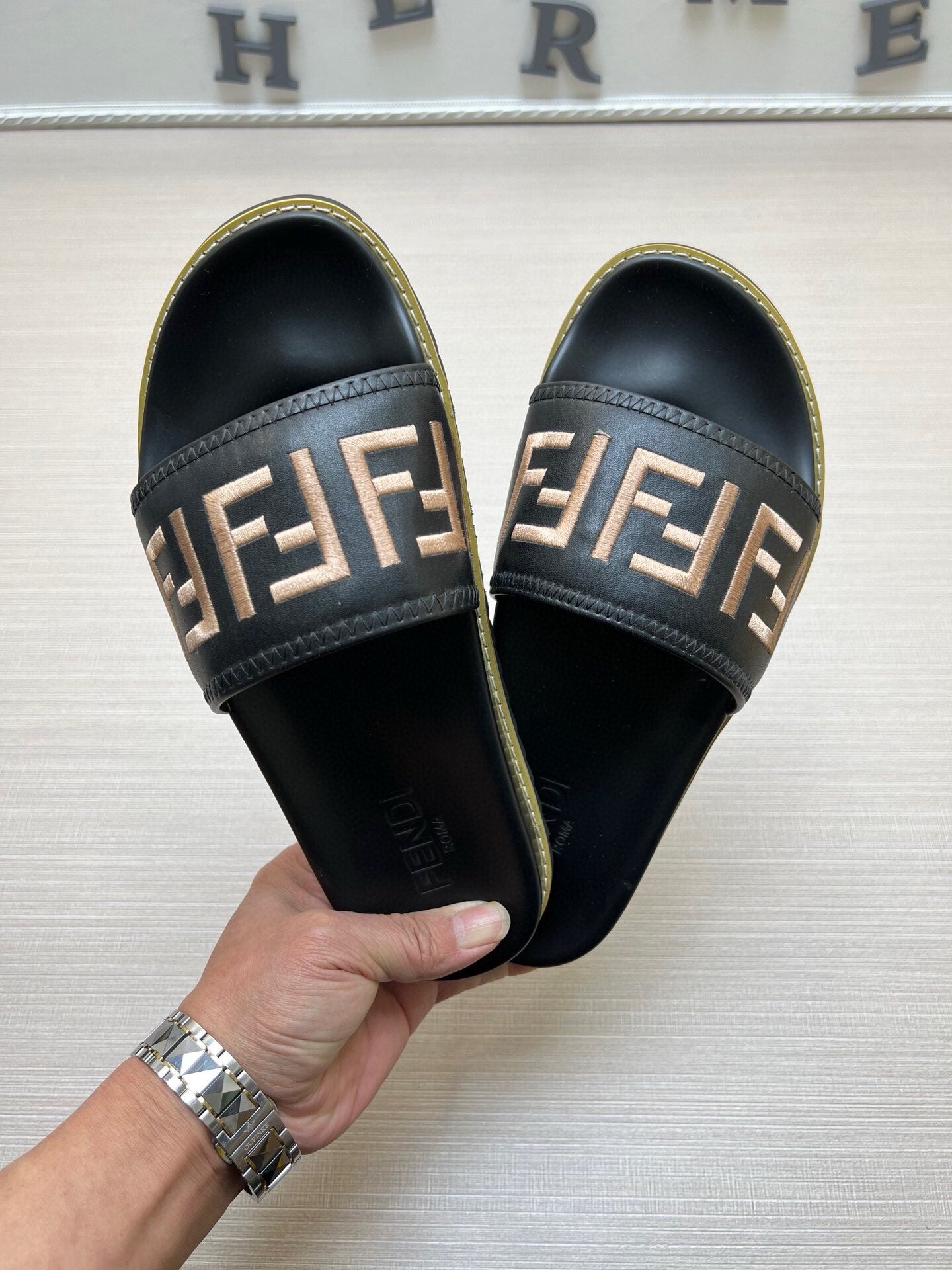 54F25Z    fashion slippers