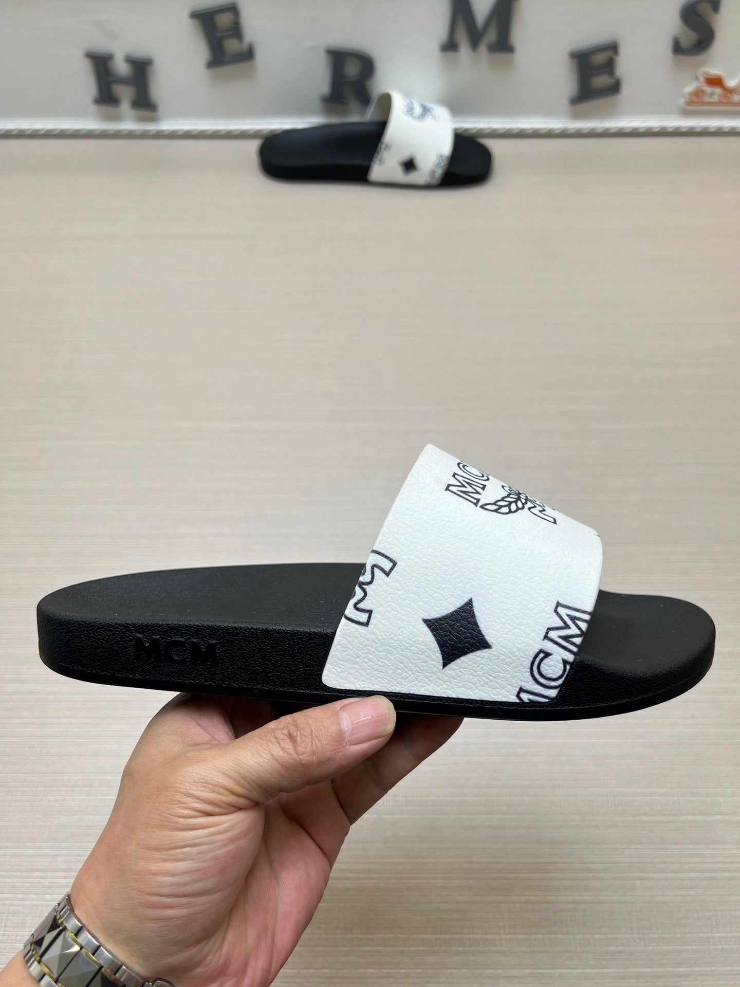 54M43Z    fashion  slippers