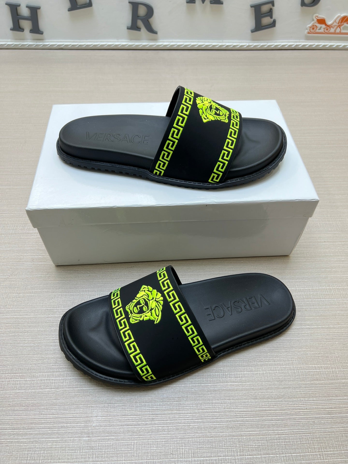 54V53Z    fashion  slippers