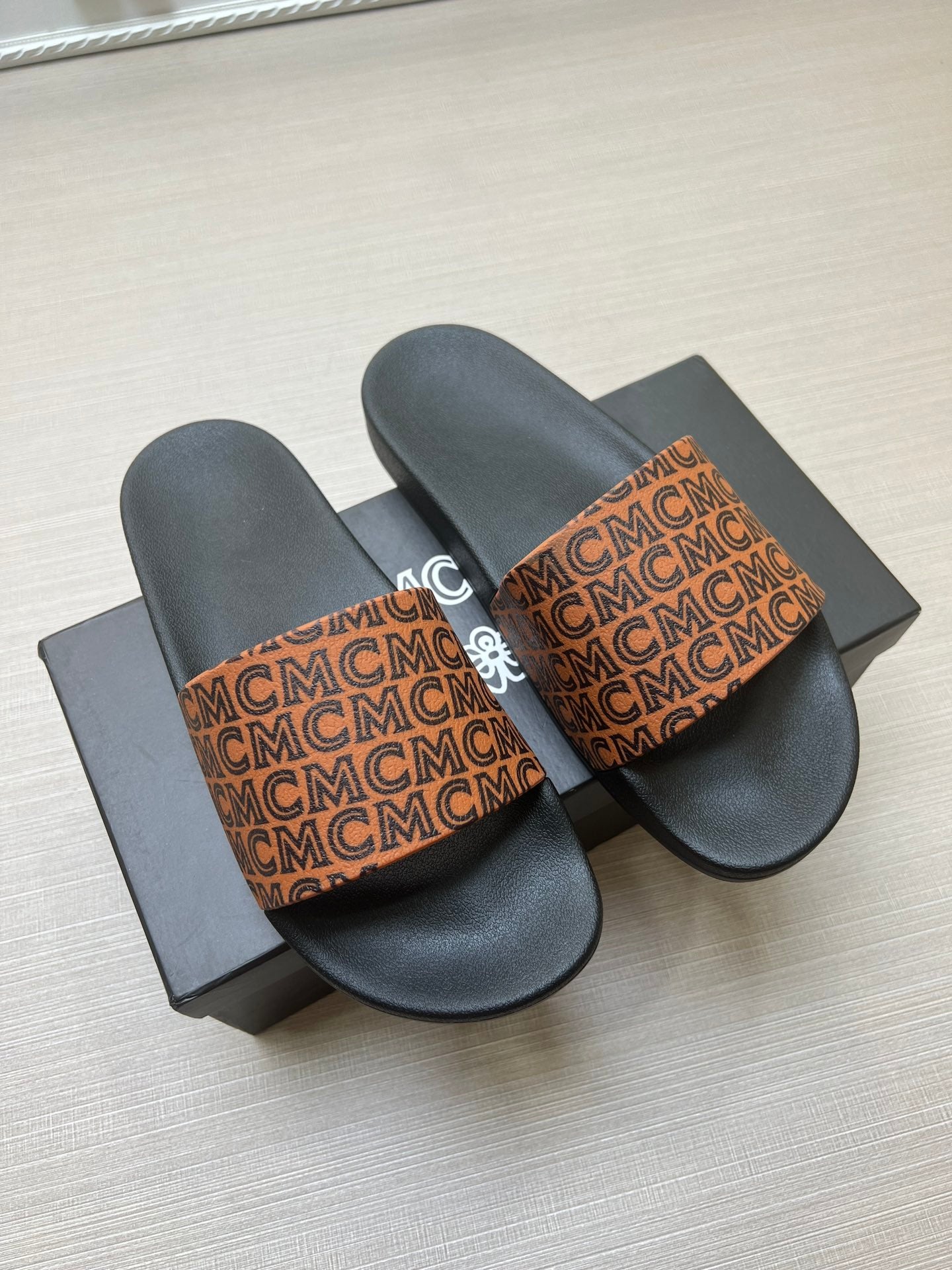 54M45Z    fashion  slippers