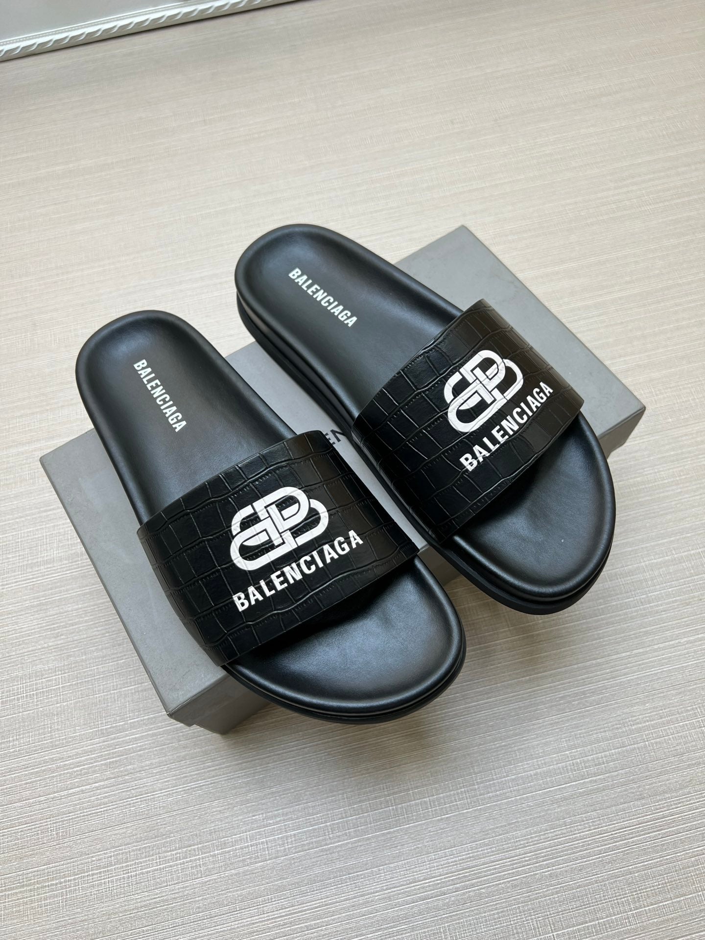 54J99Z    fashion  slippers