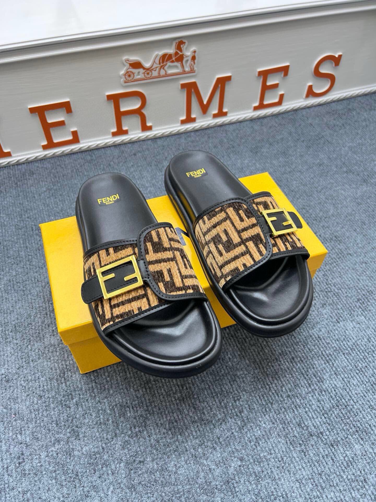 54F37Z  fashion  slippers