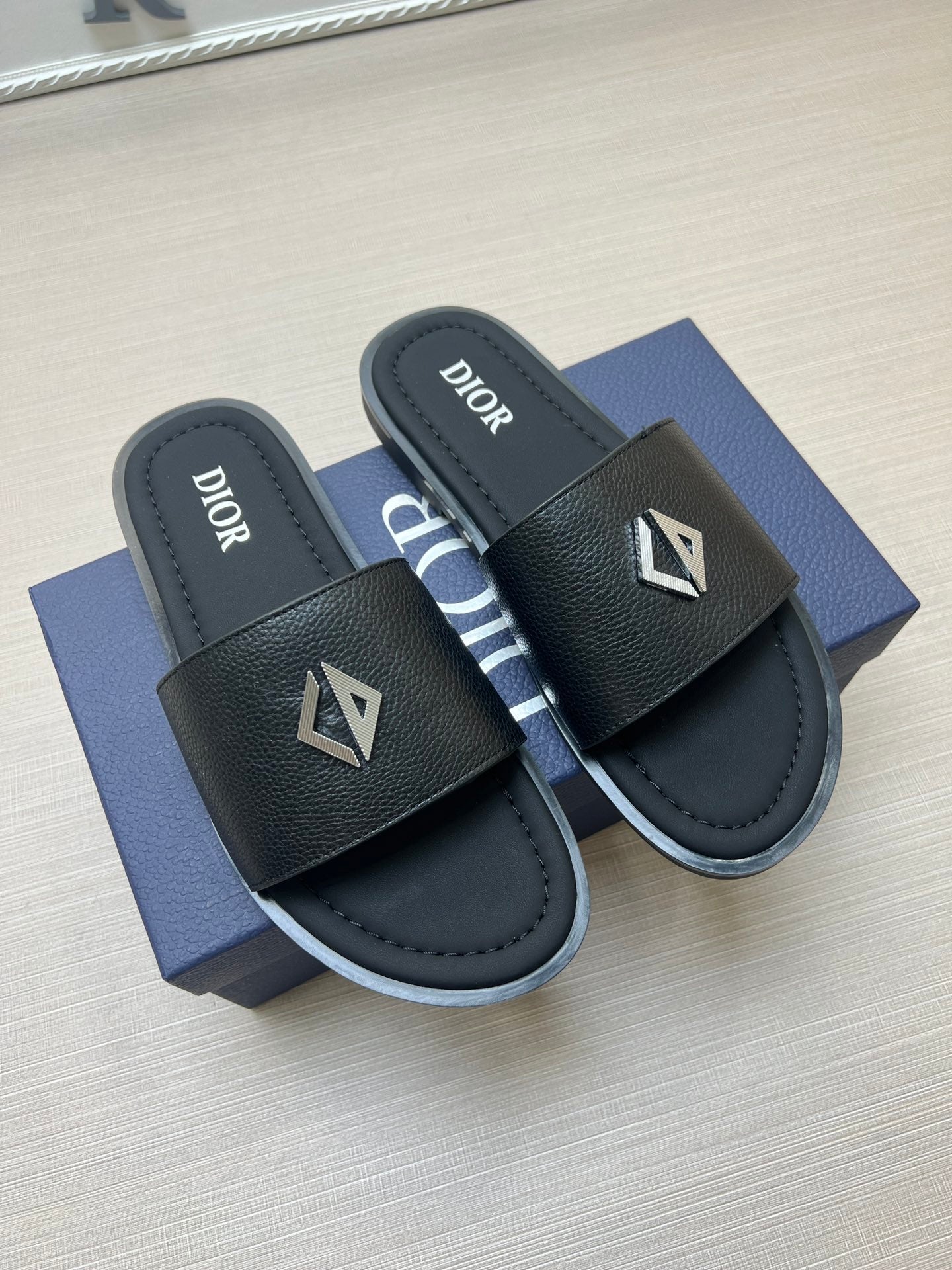 54D77Z    fashion slippers