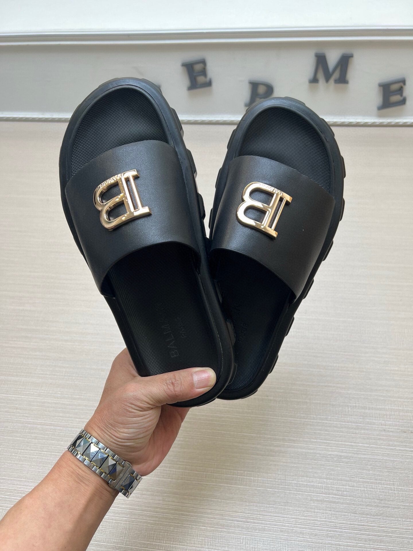 54A21Z   fashion slippers