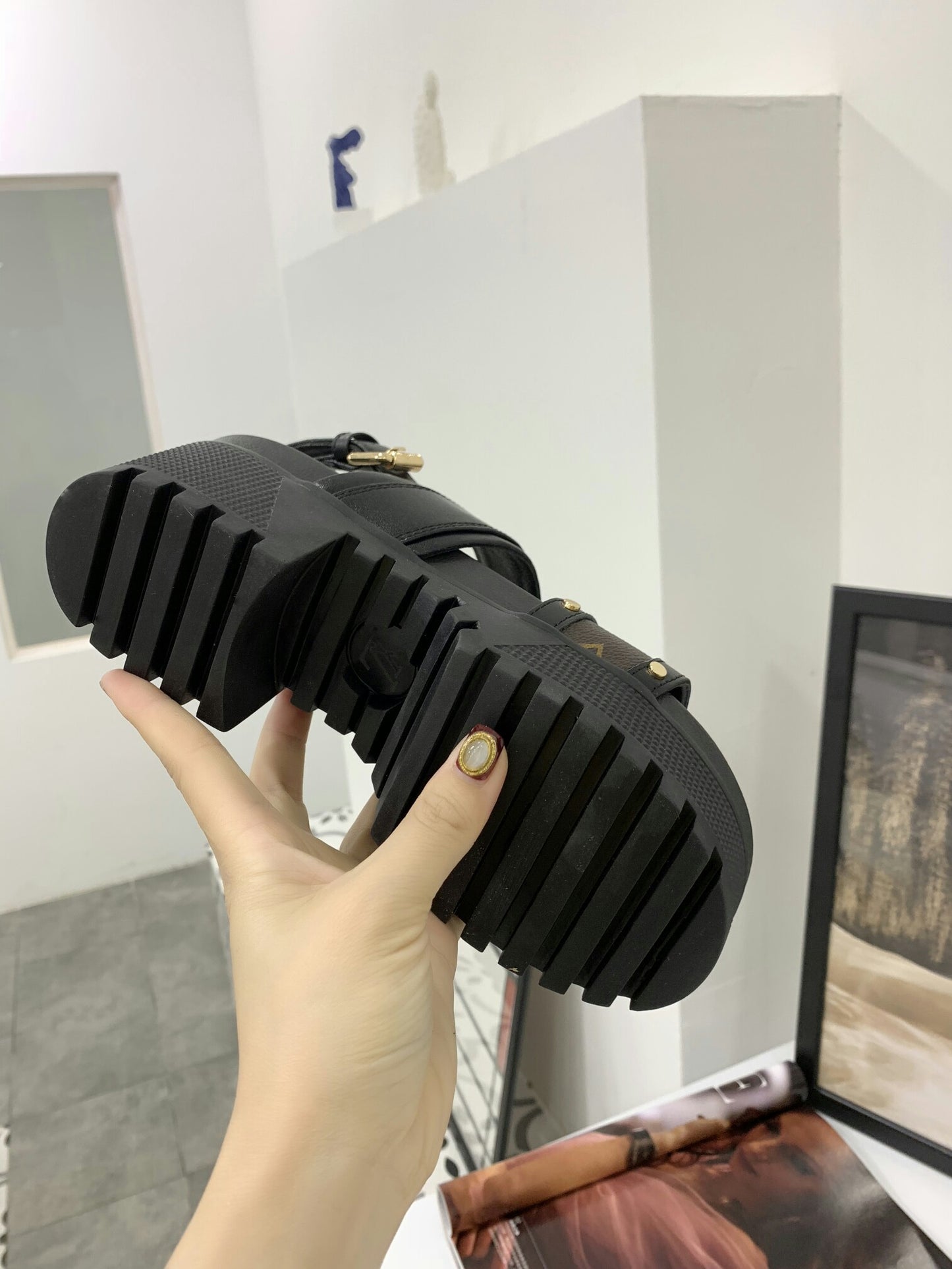 1:1 High quality leather sandals 2YE4Z