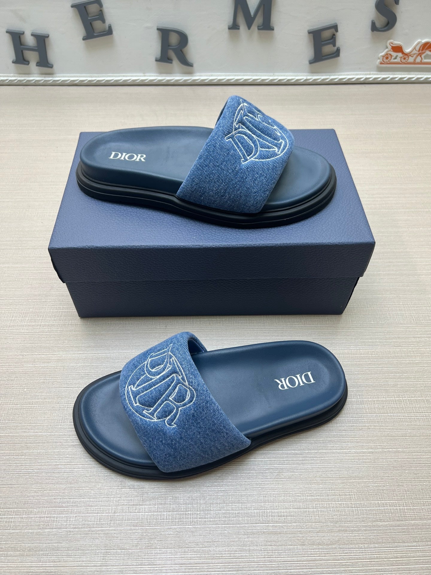 54D168Z   High quality leather slippers