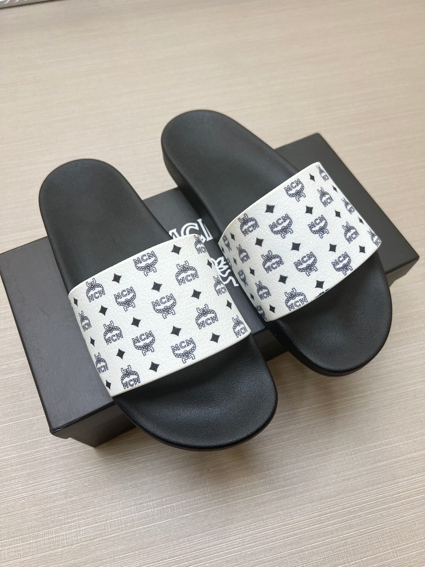 54M46Z  fashion  slippers