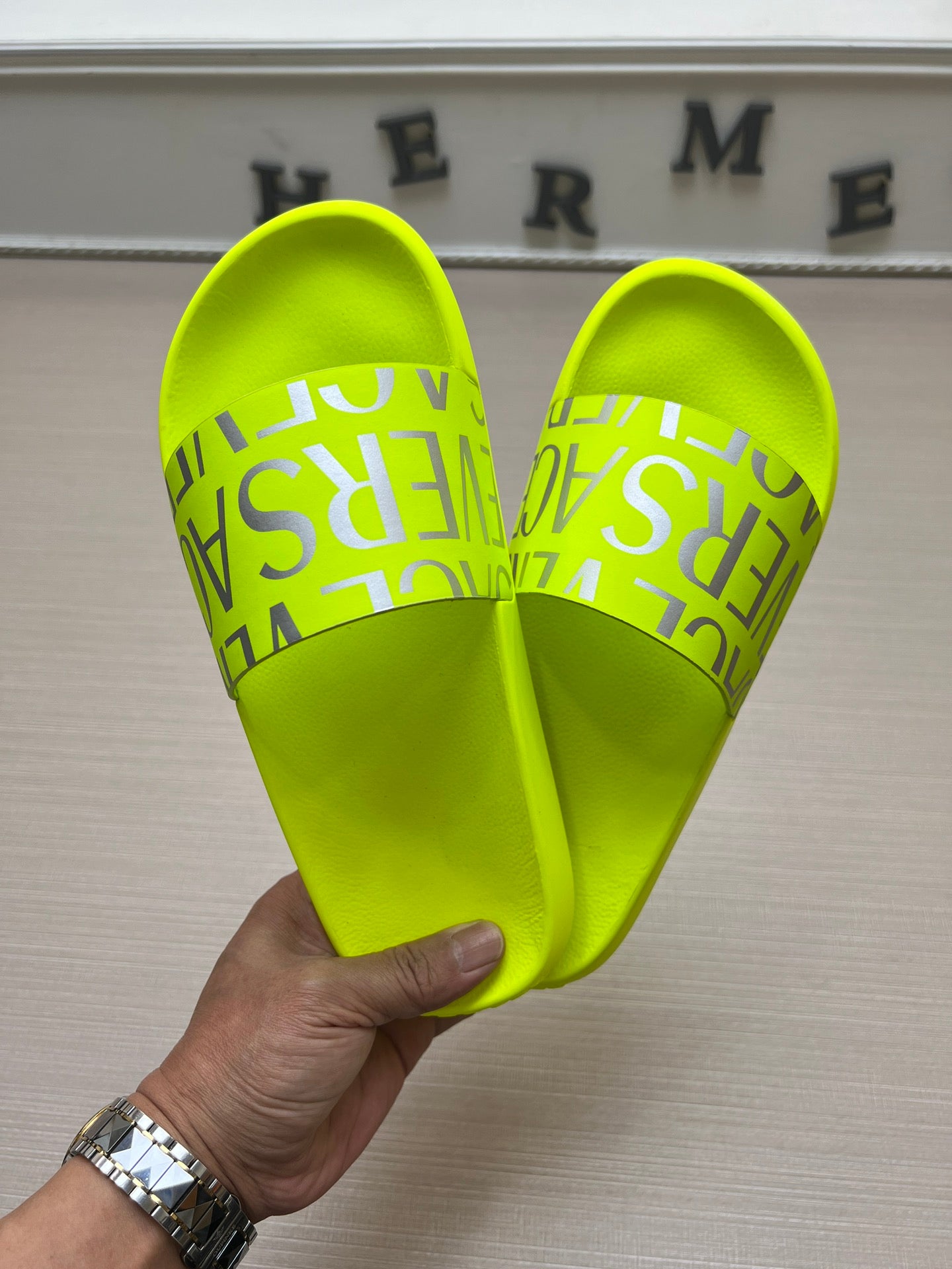 54V108Z  fashion  slippers