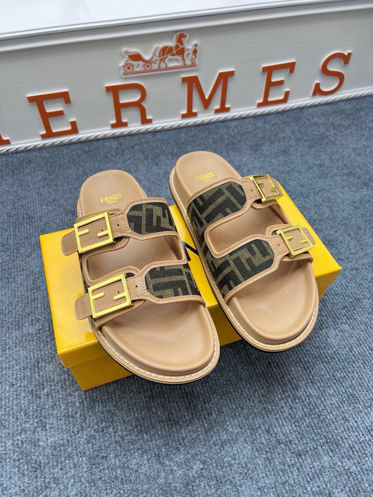 54F38Z  fashion  slippers