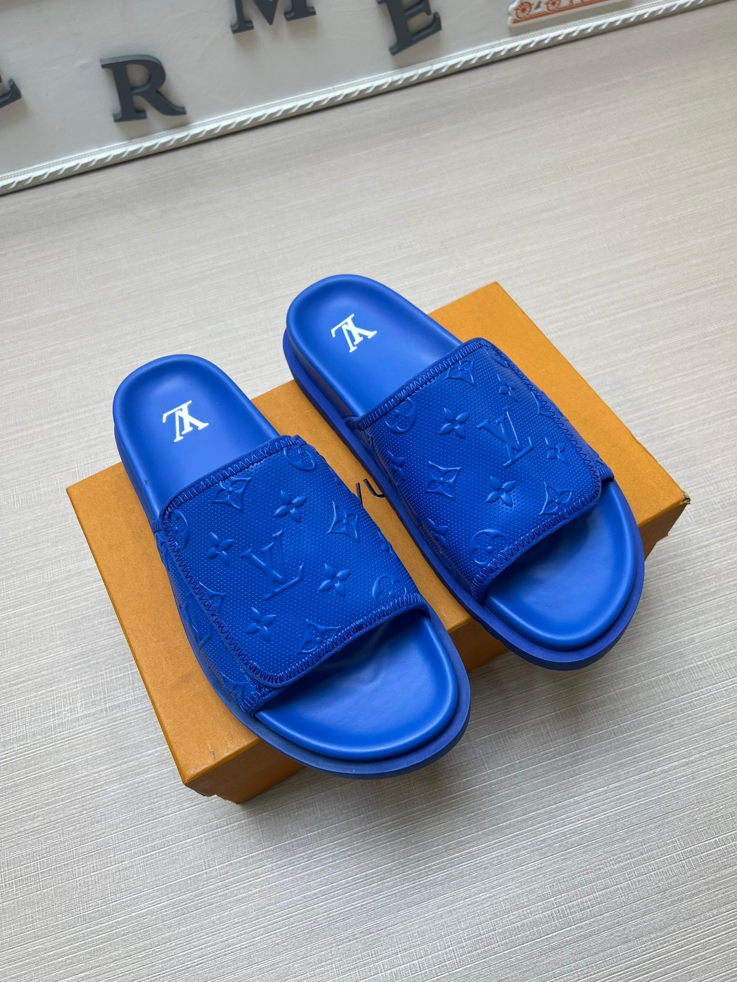 54E112Z   fashion slippers