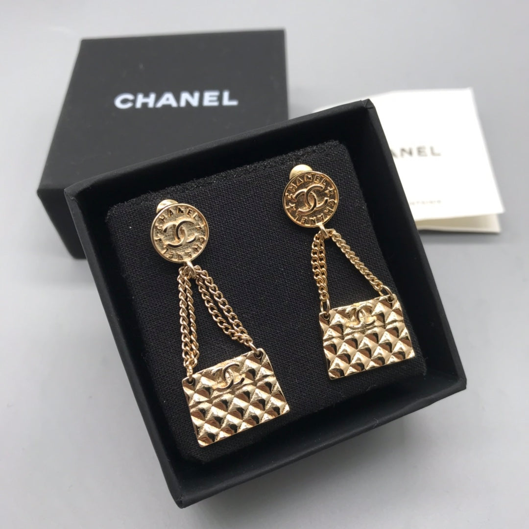 14C42E  Fashionable and high quality earrings