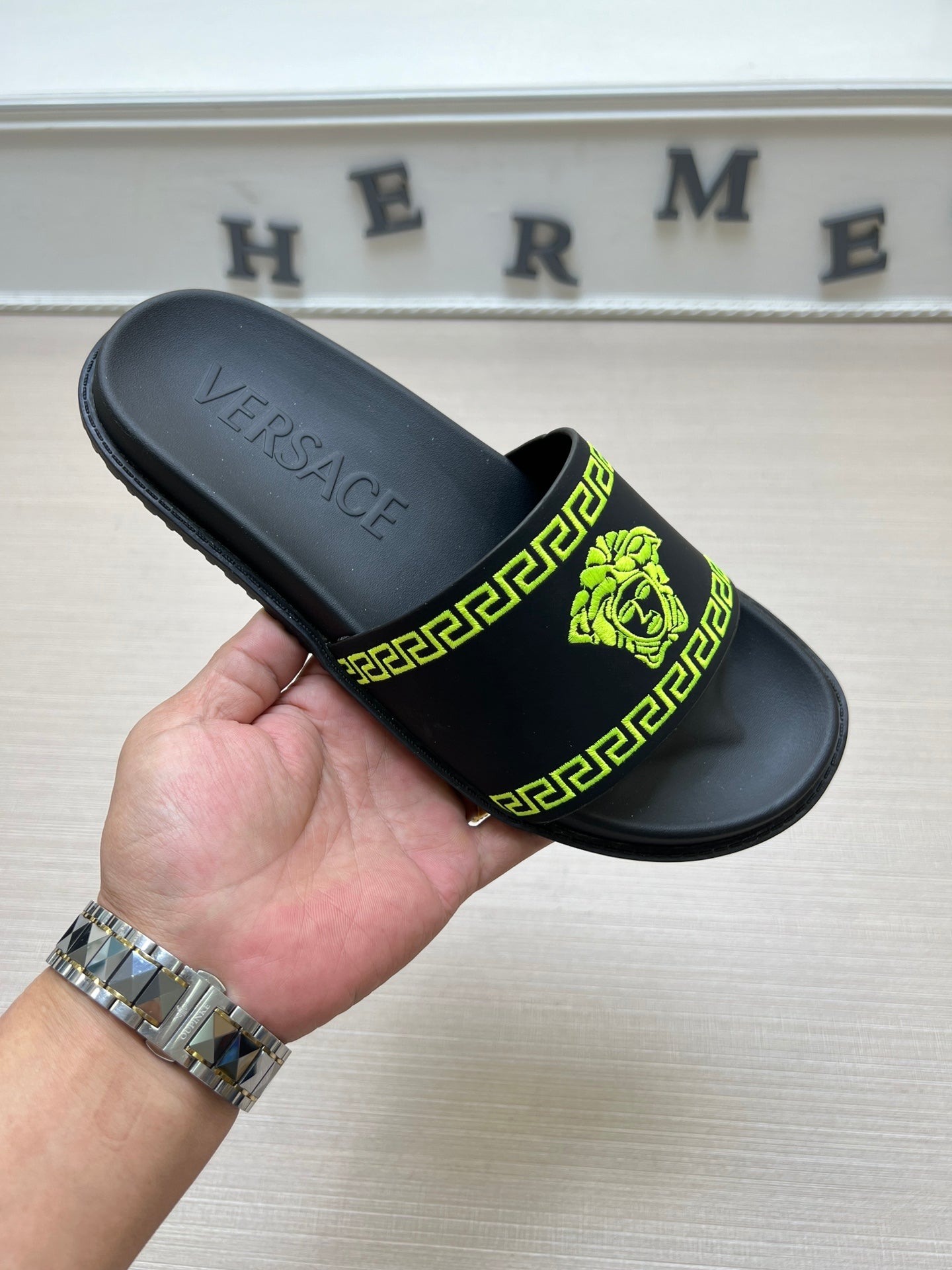 54V53Z    fashion  slippers