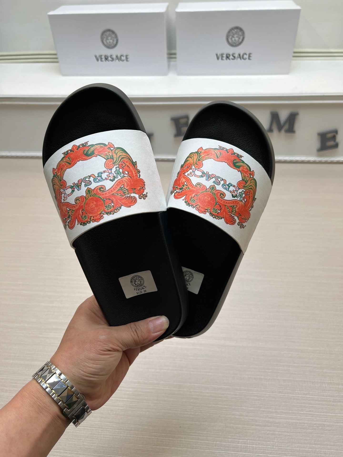 54V165Z  fashion slippers