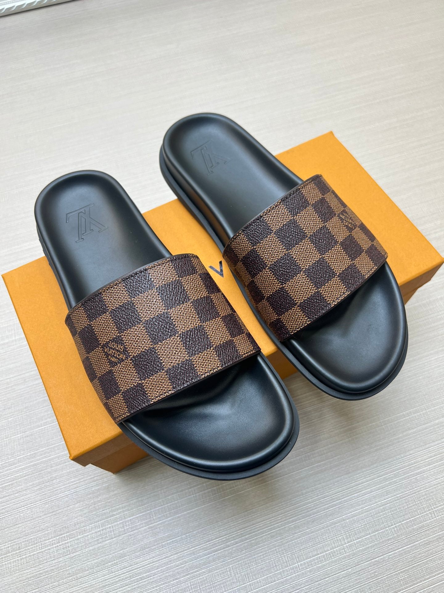 54E60Z   fashion  slippers