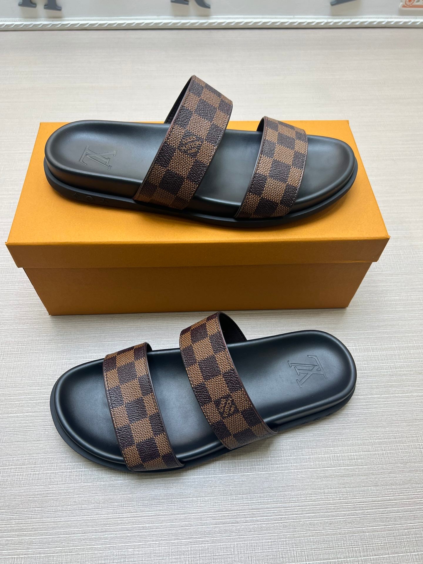 54E60Z   fashion  slippers