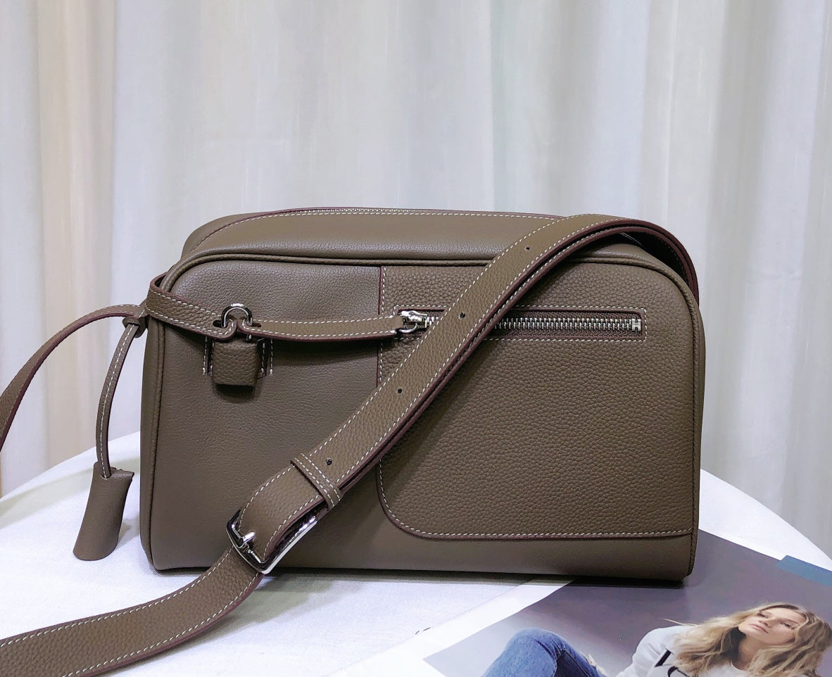 1XH69B (Fashionable leather bag )