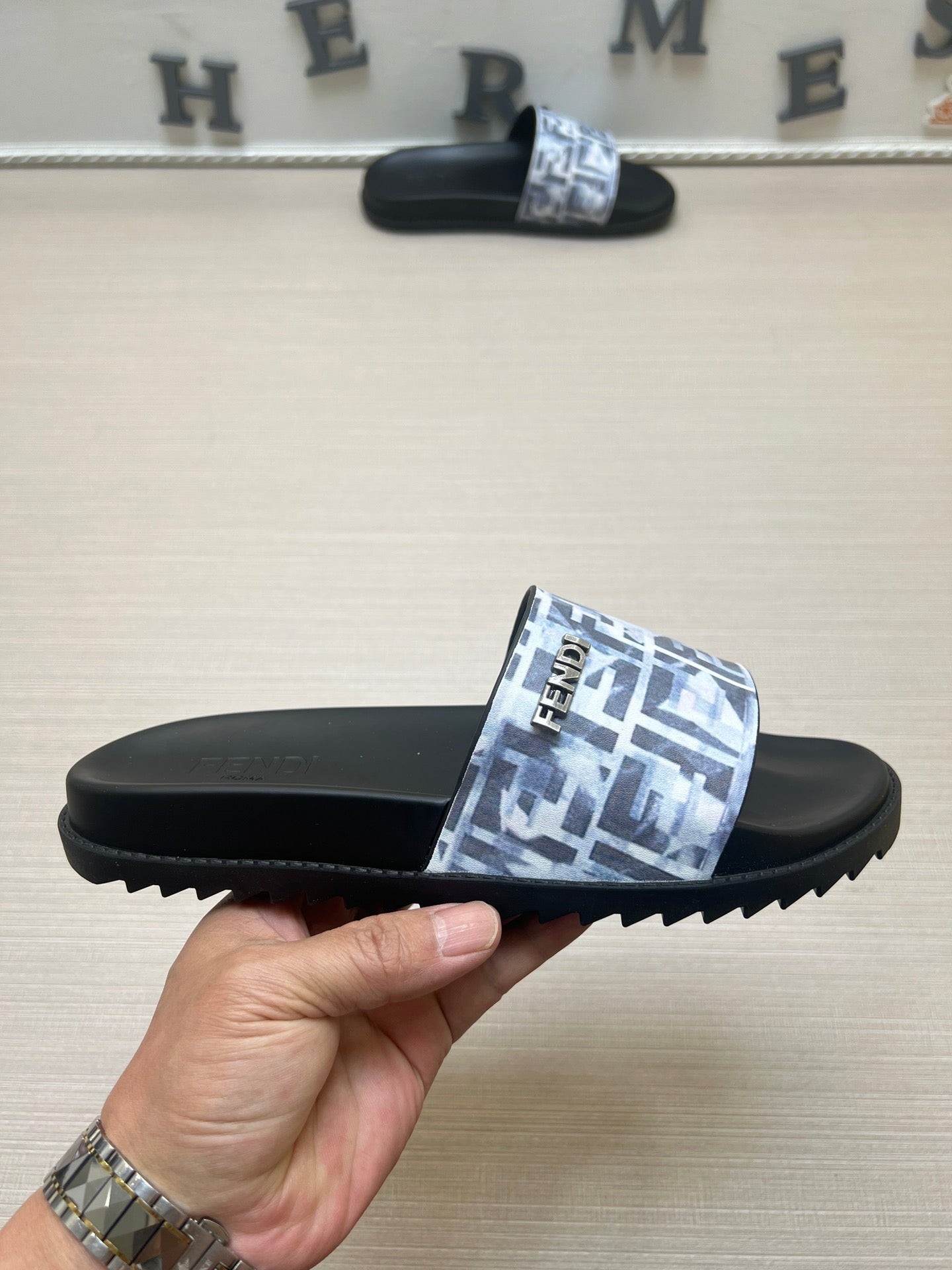 54F120Z   fashion  slippers