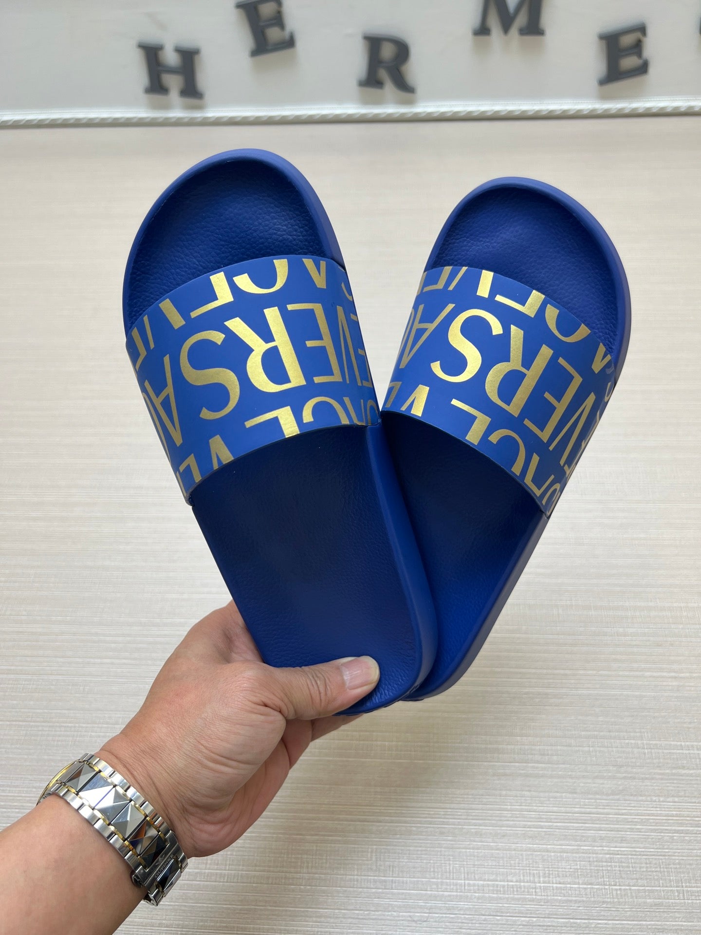 54V108Z  fashion  slippers