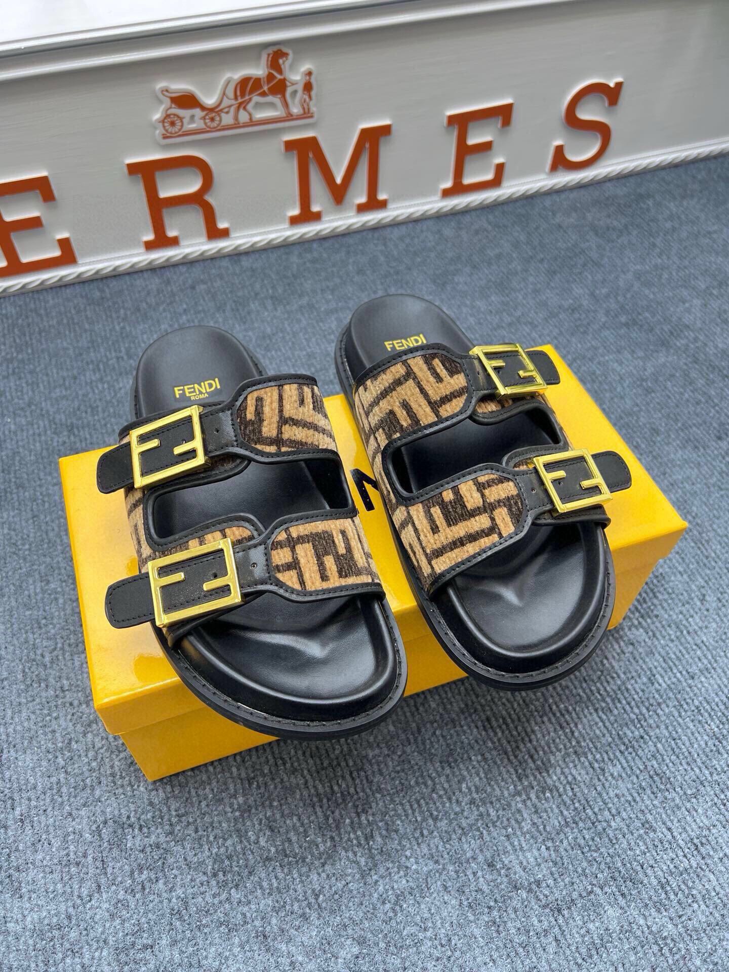 54F38Z  fashion  slippers