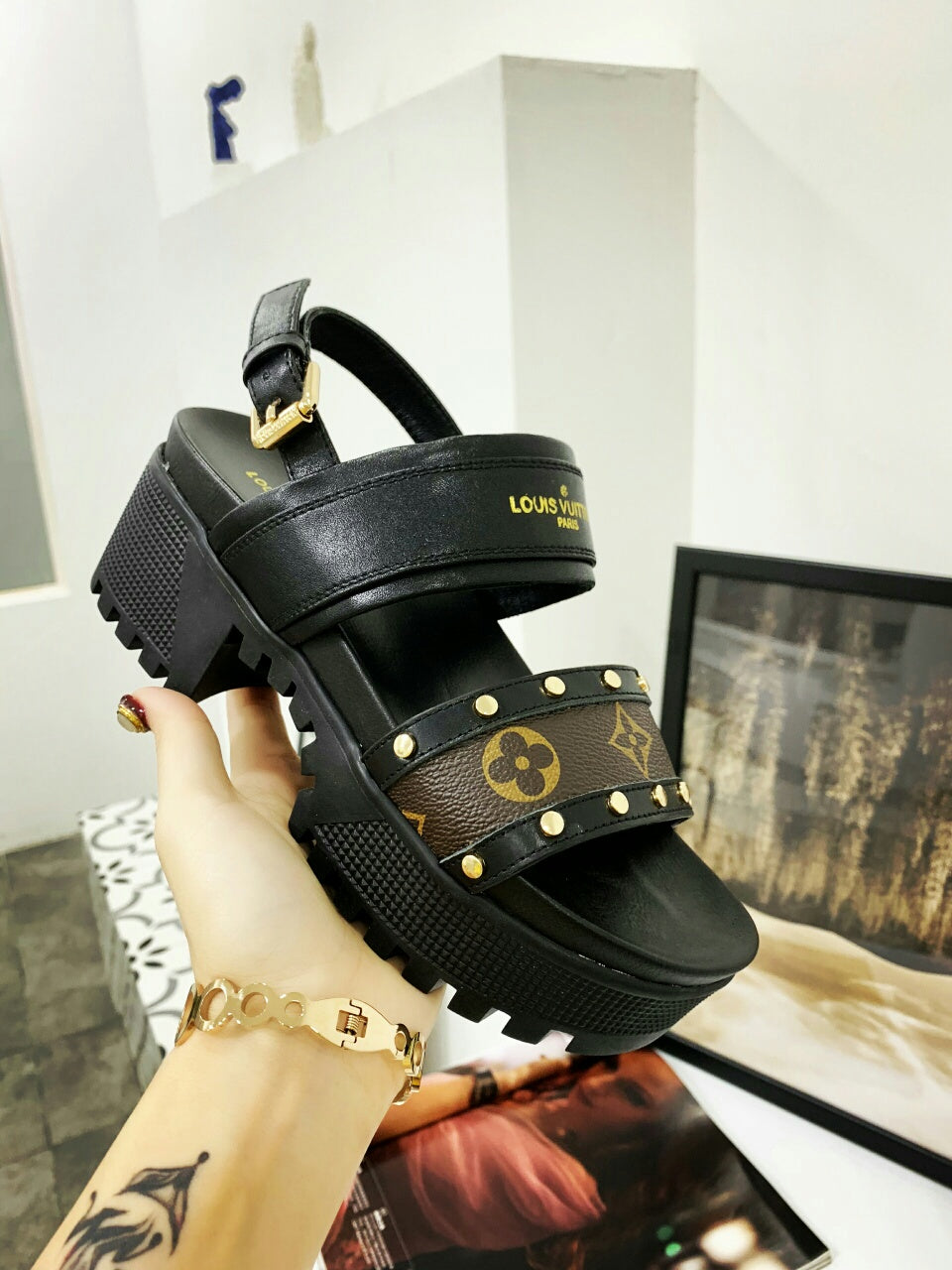 1:1 High quality leather sandals 2YE4Z