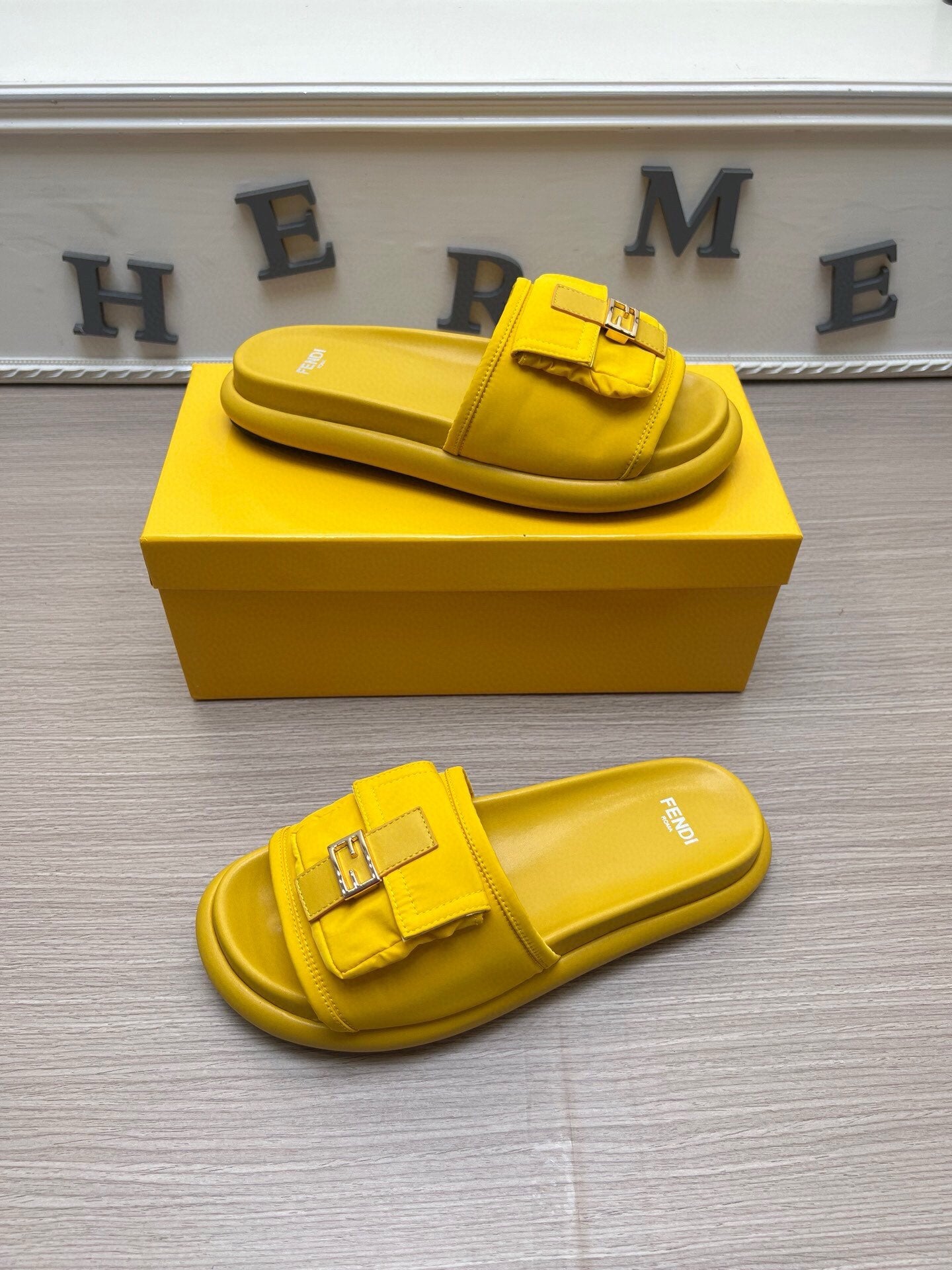 54F125Z    fashion  slippers