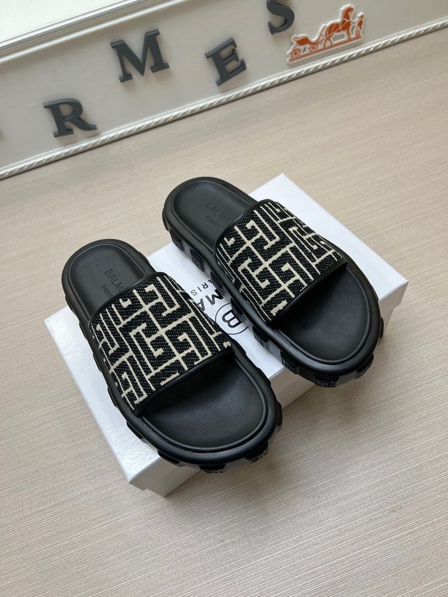 54A21Z   fashion slippers