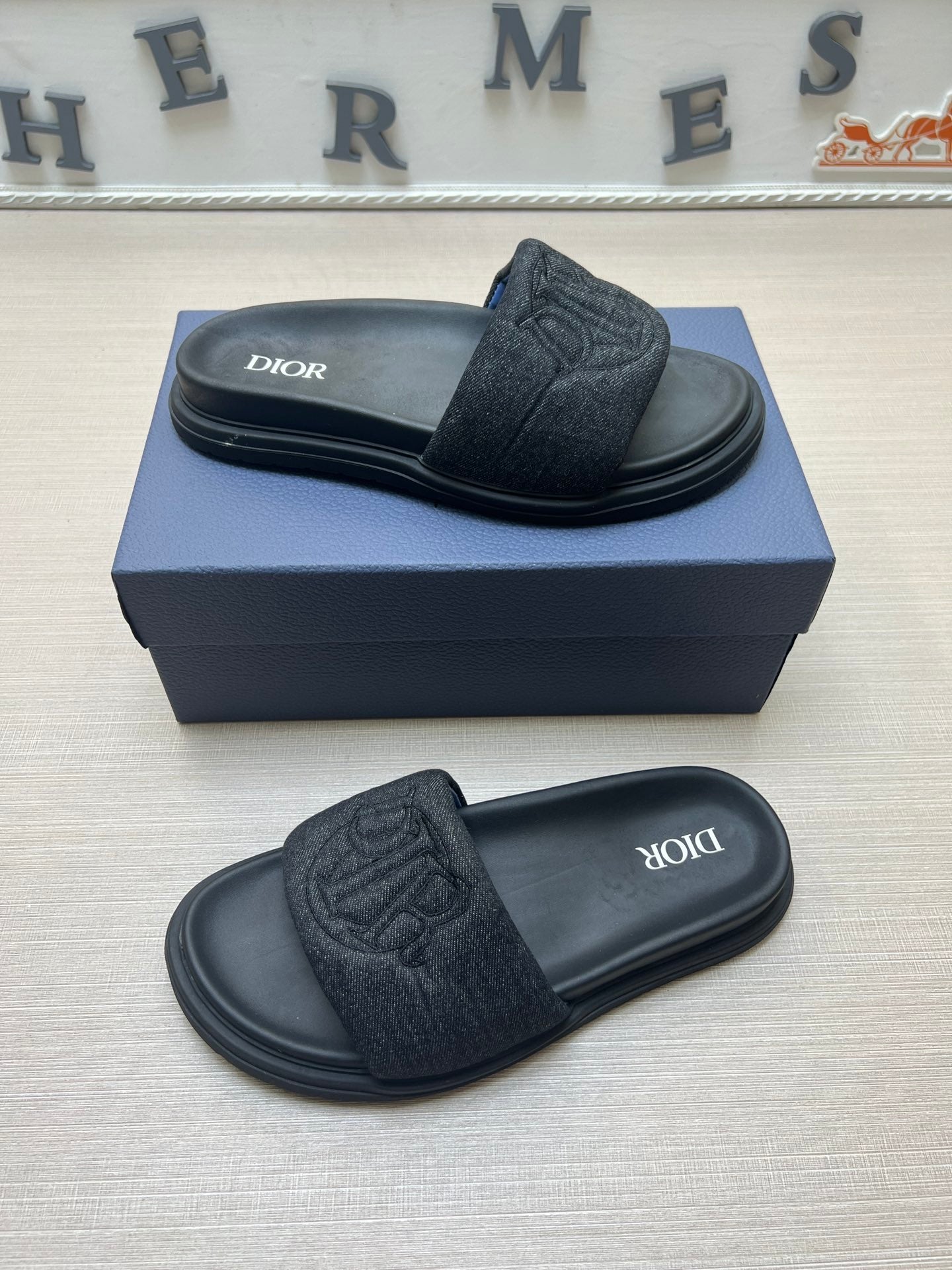 54D168Z   High quality leather slippers