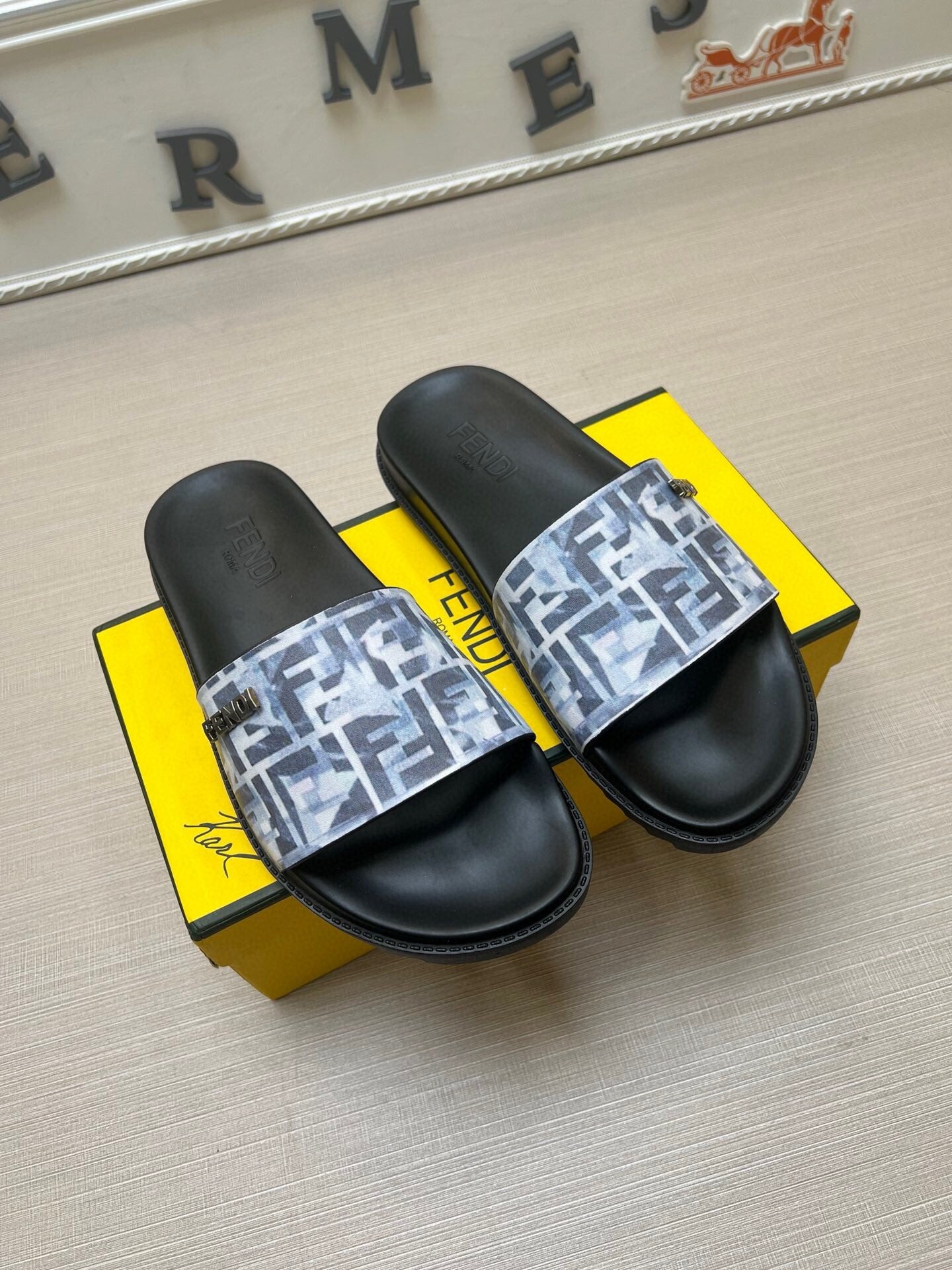 54F15Z  fashion slippers