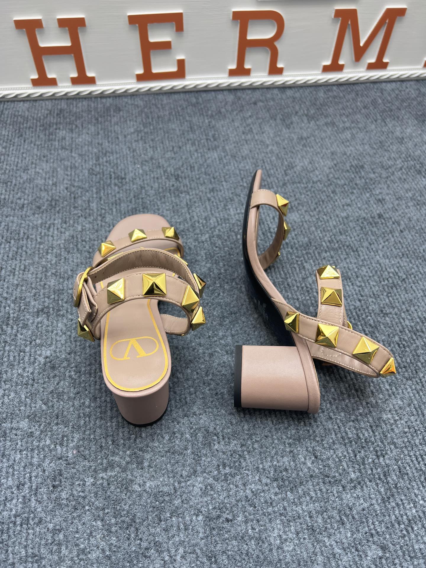 1: 1 High quality leather sandals 5YVL64Z