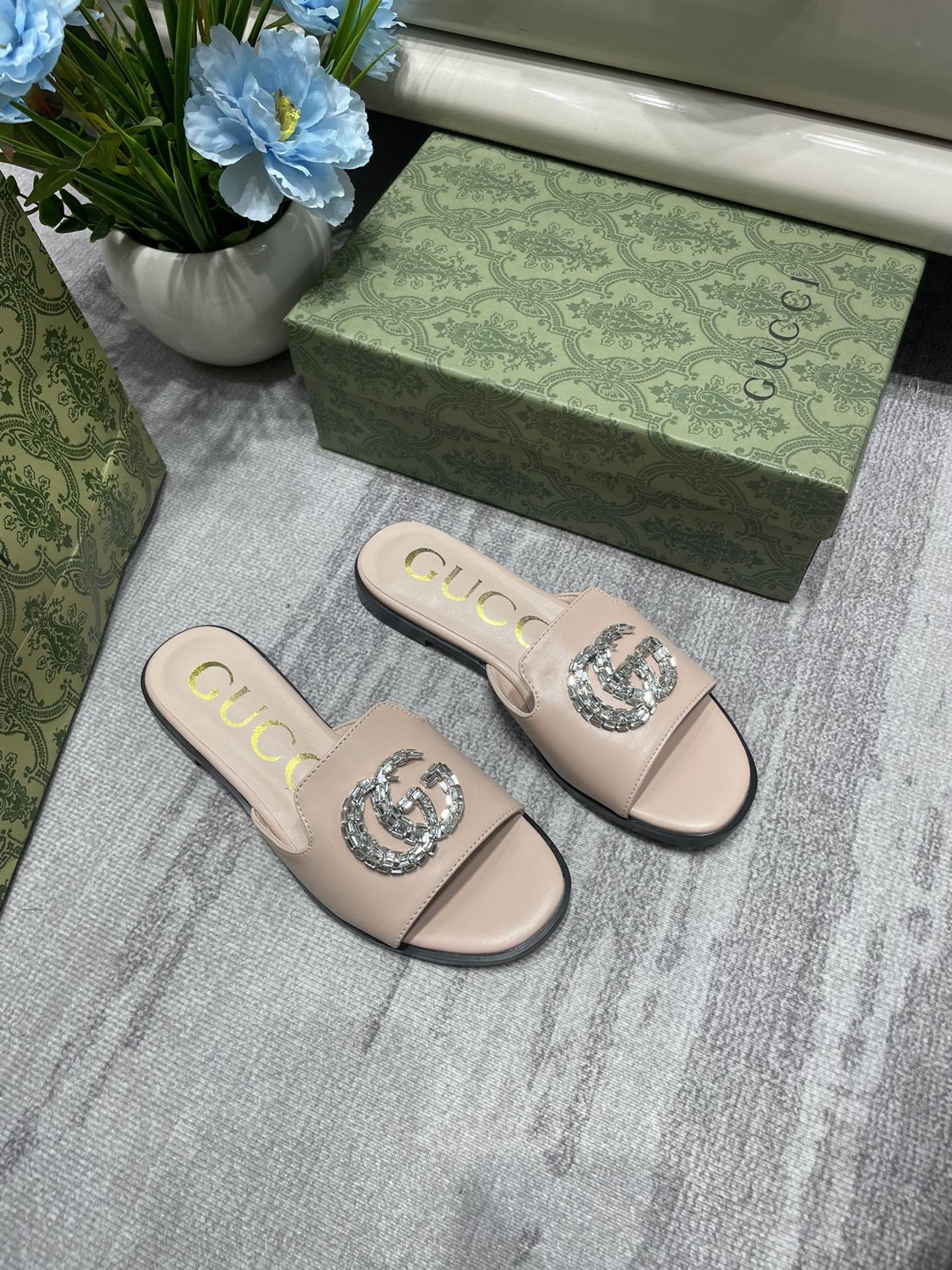 14B30Z   fashion slippers