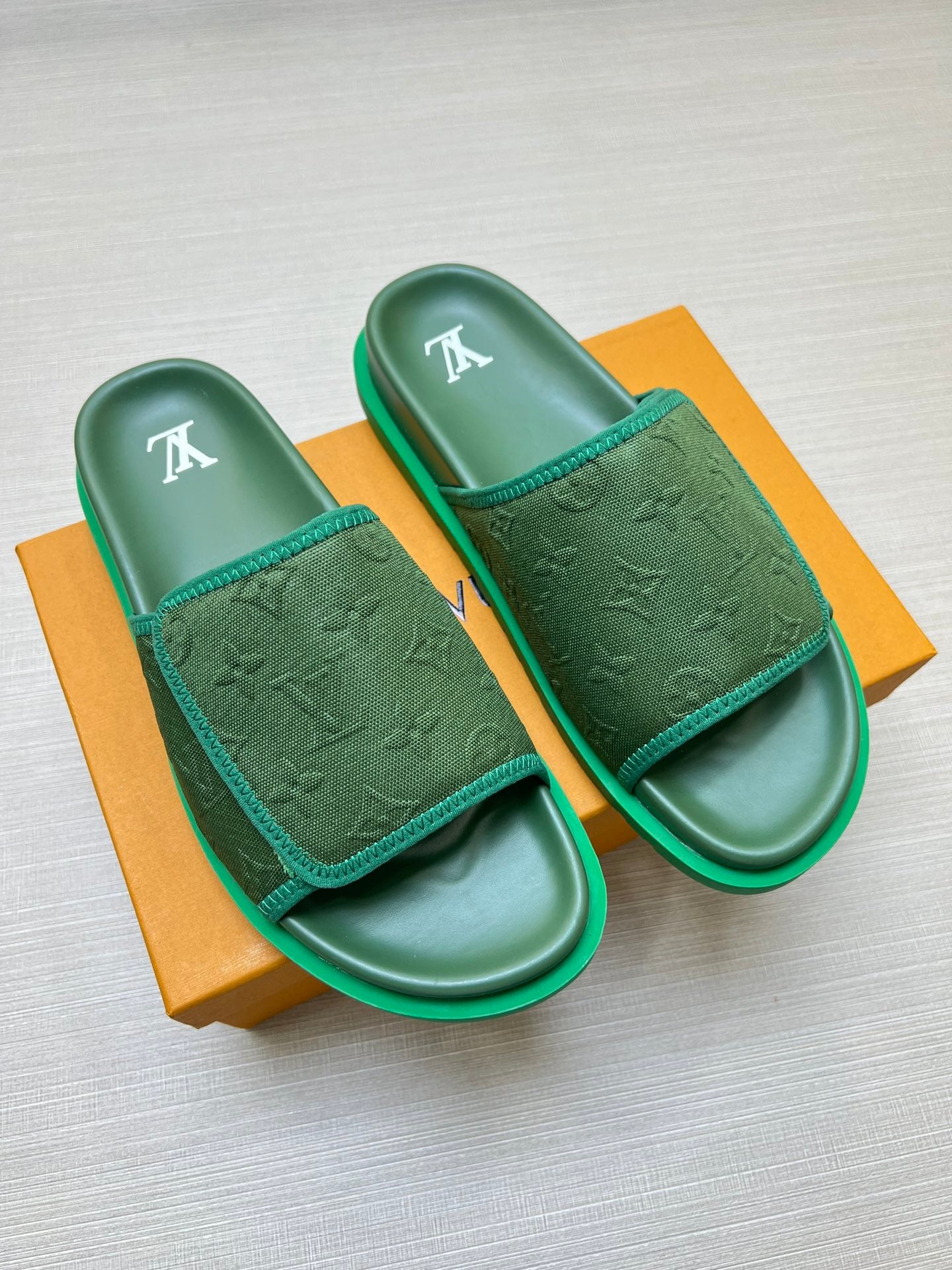 54E14Z   fashion  slippers