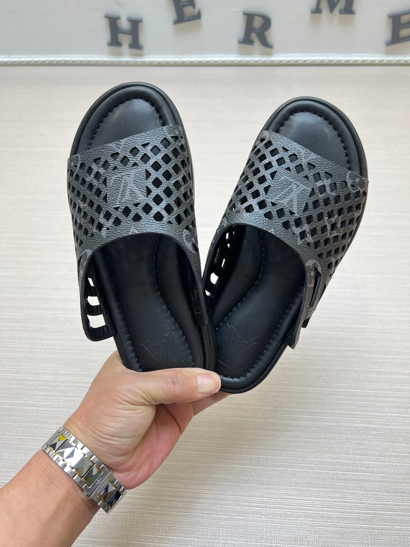 54E83Z   fashion slippers