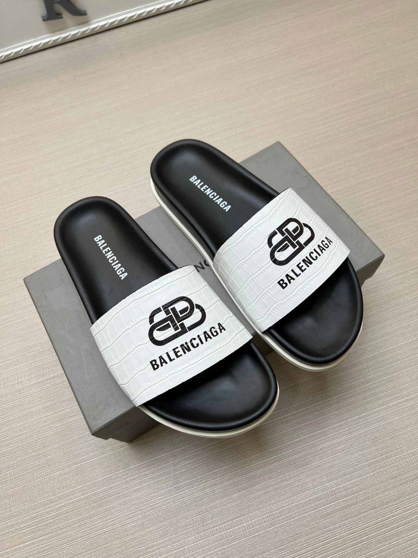 54J99Z    fashion  slippers