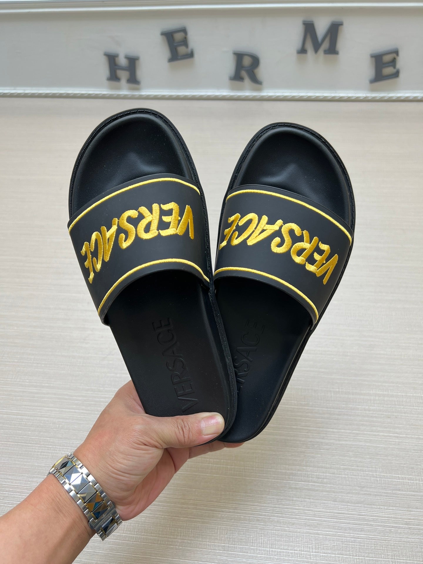 54V54Z   fashion  slippers