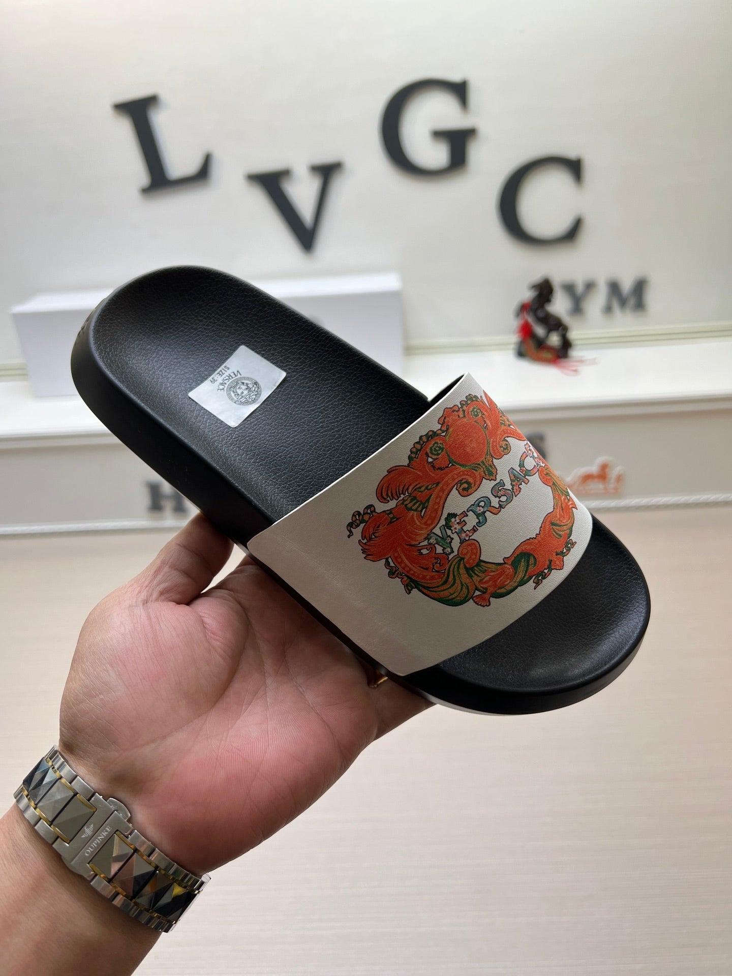 54V165Z  fashion slippers