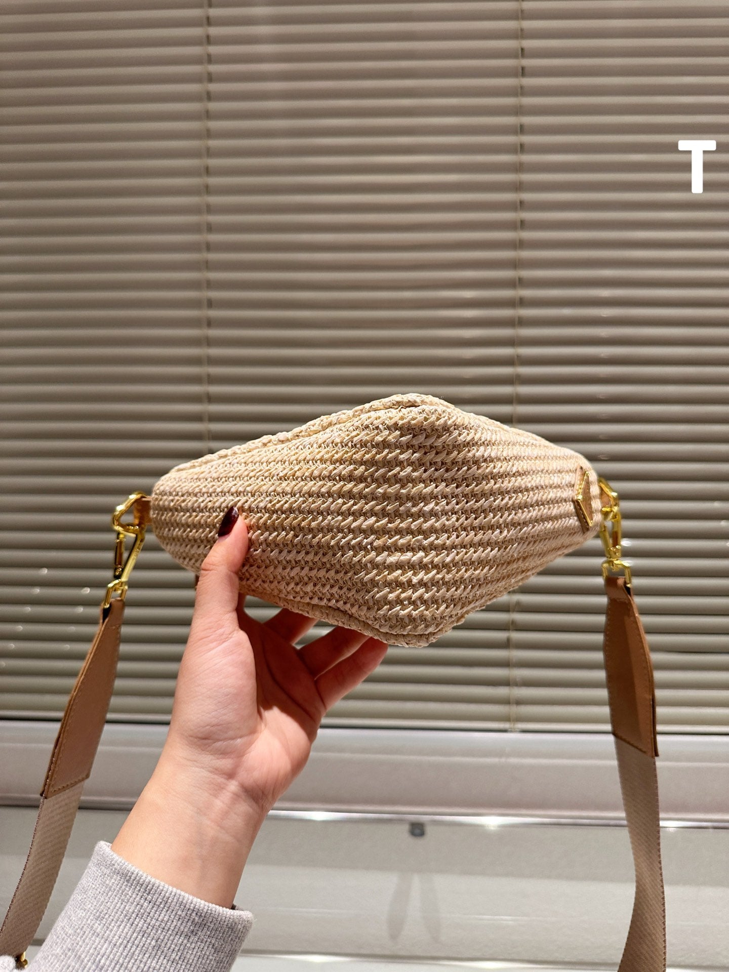 1XPD447B Fashion Woven Handbag