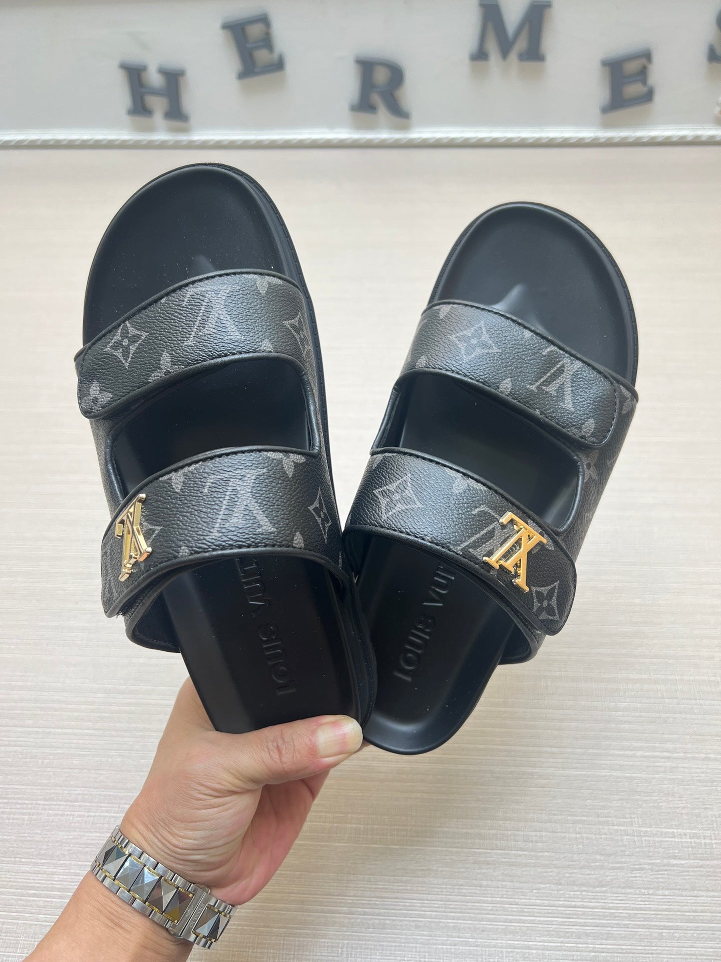 54E11Z    fashion slippers