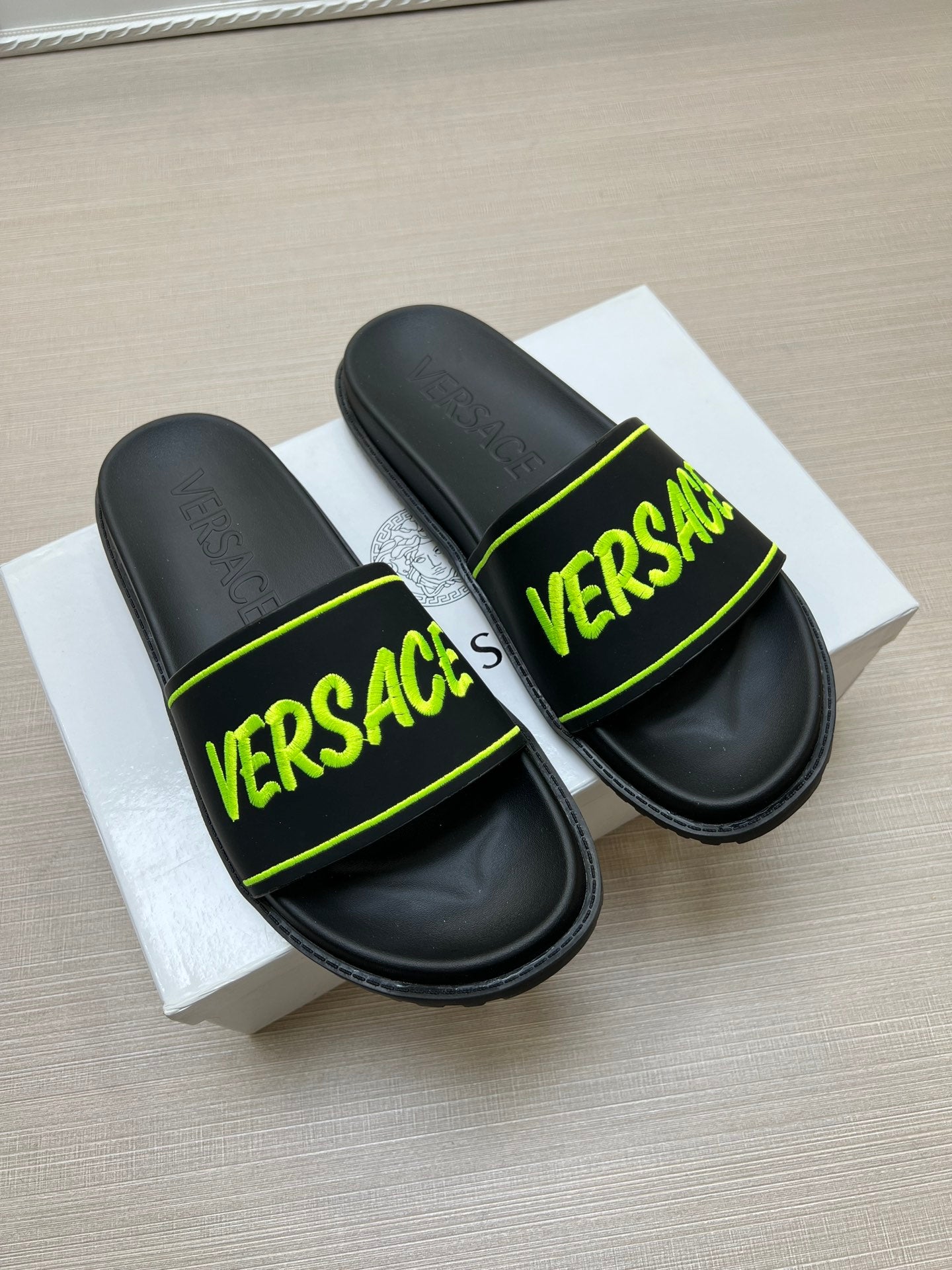 54V54Z   fashion  slippers