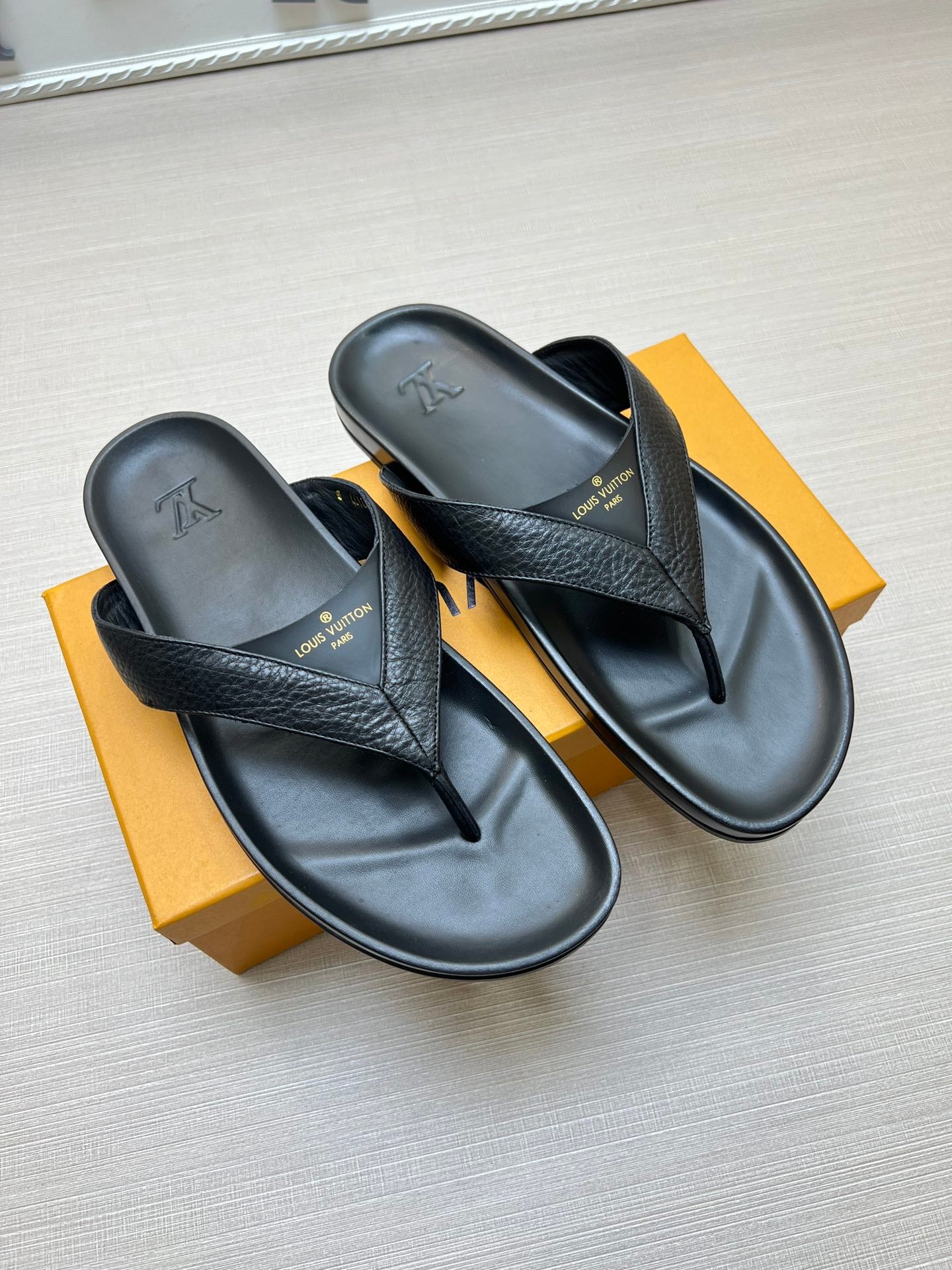 54E85Z     fashion slippers