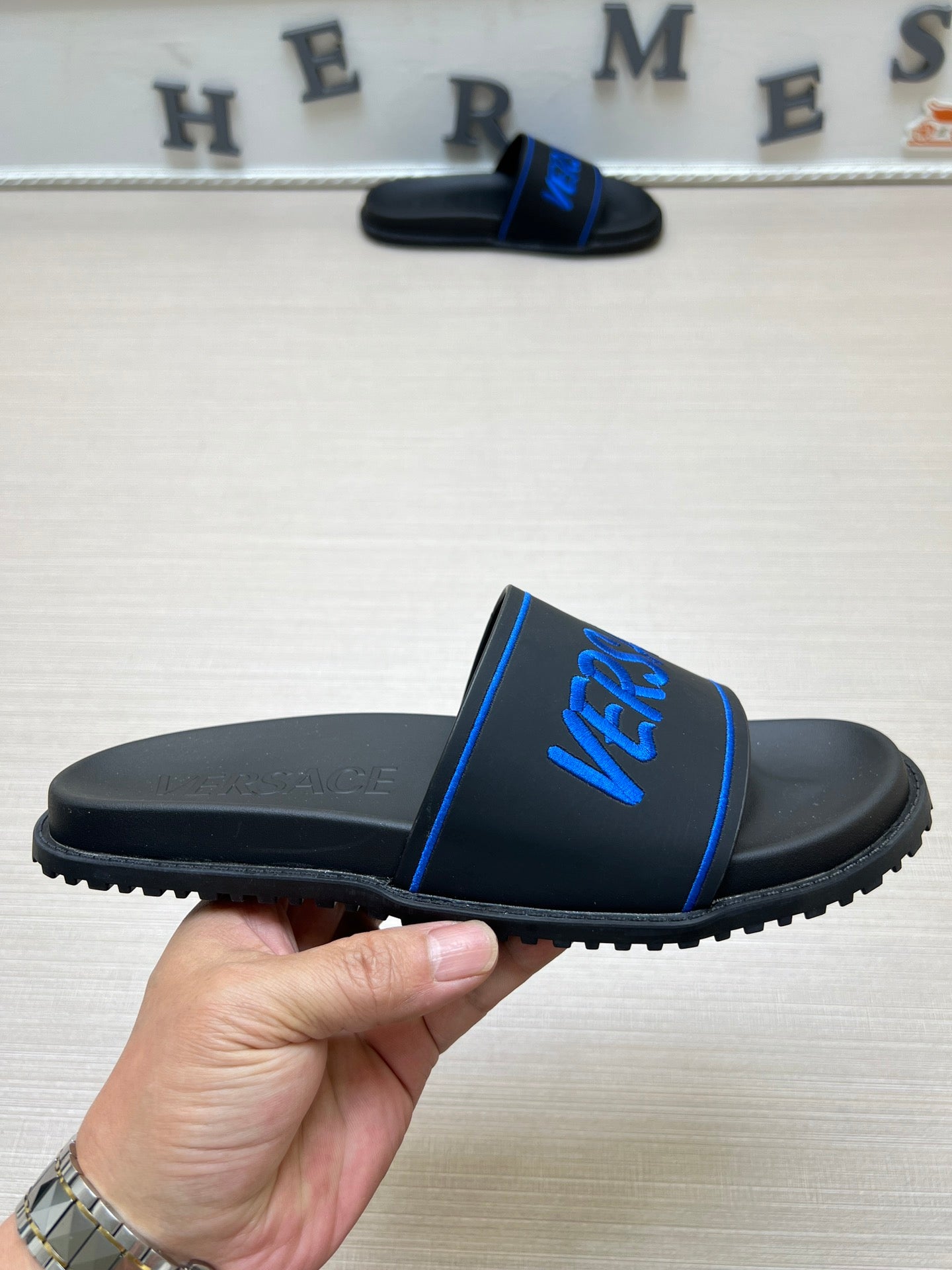 54V54Z   fashion  slippers