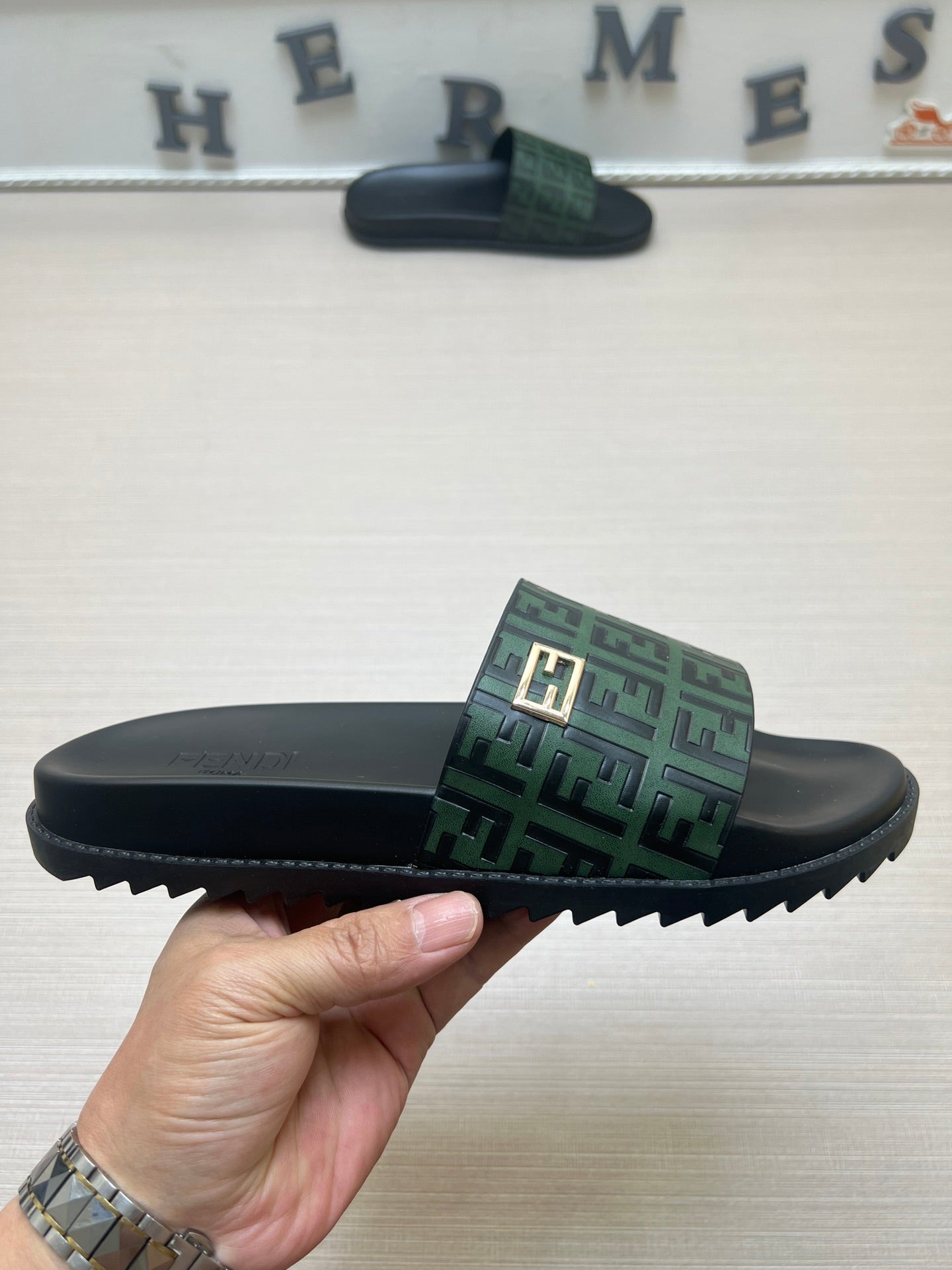 54F121Z   fashion slippers